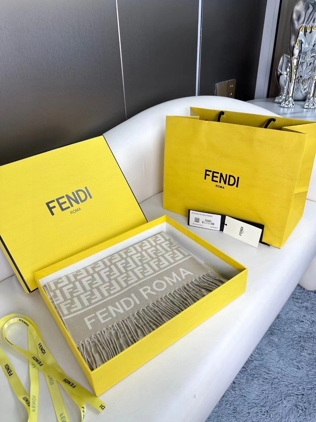 👑 FEN/DI【FF标识羊绒流苏长巾】官网同步更新，混纺提花编织，手感柔软舒适奢华有质感，由双色交织提