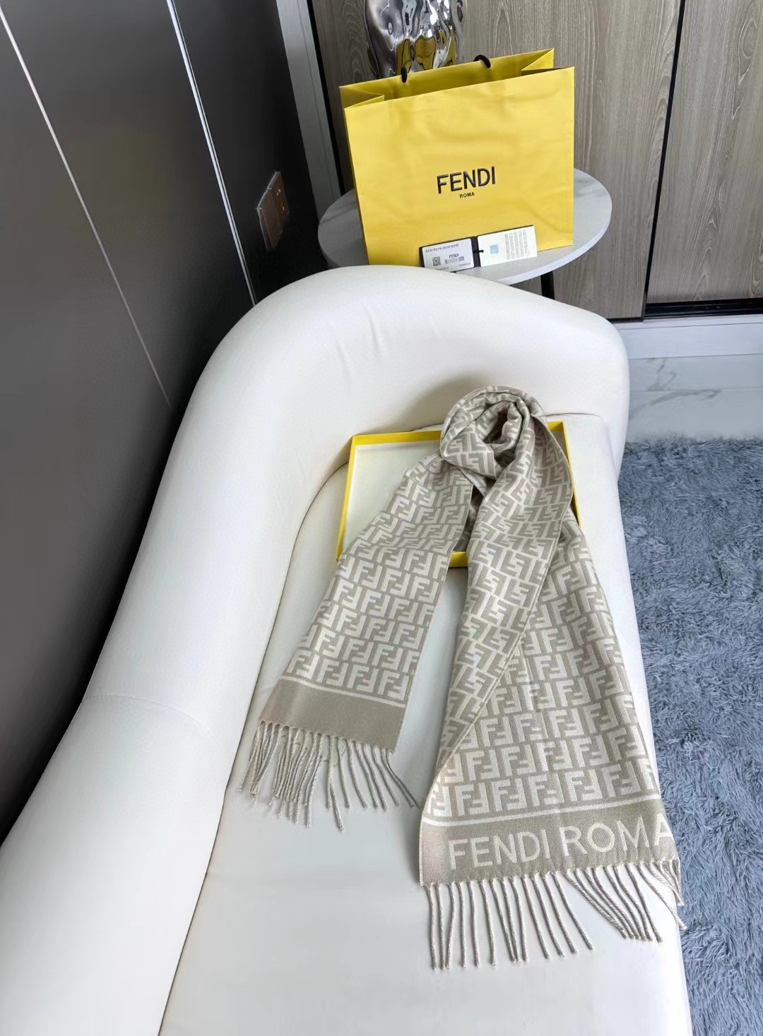 👑 FEN/DI【FF标识羊绒流苏长巾】官网同步更新，混纺提花编织，手感柔软舒适奢华有质感，由双色交织提