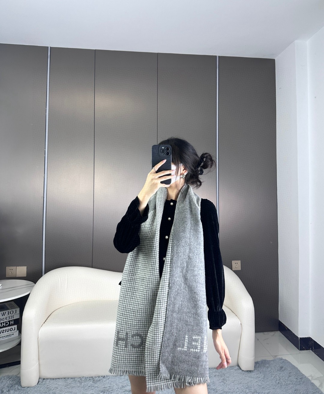 NO:178415,CHANEL fragrant grandma tail single new 23B houndstitch color-blocked cashmere scarf, directly out of European, genuine genuine orders... Come out with large goods, without too many bad words, it is the best Chanel in the world, only the upper body will know its beauty, full of big brand style. Classic color-blocked logo jacquard style, with houndstitched houndstitch, F-product can't be imitated at all... The appearance method that never goes wrong, even if it will be like this for many years, TA's high-end and elegant,  The designer has fully demonstrated its beauty, fascinating, and never out of time, the fashionable shawl of the best elite master level. This Chanel style is really the more you look at the real thing, the more you look at it, the more you look at it, the more you like it, the more you look at it, the more you like it, very weight and drooping, invincible, good shape is beautiful, it is really invincible and comfortable to hold it in your hand, the purchase price is 7985, customer supply cashmere, specifications, 45*185cm high-version scarf, high-version scarf, chanel, shawls19860909CHANEL香奶奶尾单新款23B千鸟格拼色羊绒围巾,直接出欧洲的,正儿八经的正品订单…和大货一起出来,不用多流弊的文字,它是全世界最好的Chanel,上身才会知道它的美,大牌范十足.经典拼色logo提花风格,配上千鸟格,F货根本仿不来哦…永远不出错的出场方式,既使再过多少年都是如此,TA的高级与优雅,被设计师发挥到淋漓尽致,美得令人心醉神往,永不过时极品精英高手级别的时髦感披肩这款Chanel的款,实物真的越看越爱,越看越时髦,越看越喜欢,非常有份量和垂感,无敌无敌好造型美的不要不要的,握在手里真的无敌舒适代购价7985,客供羊绒,规格,45*185cm高版本围巾,高版本围巾,chanel,shawls,scarf