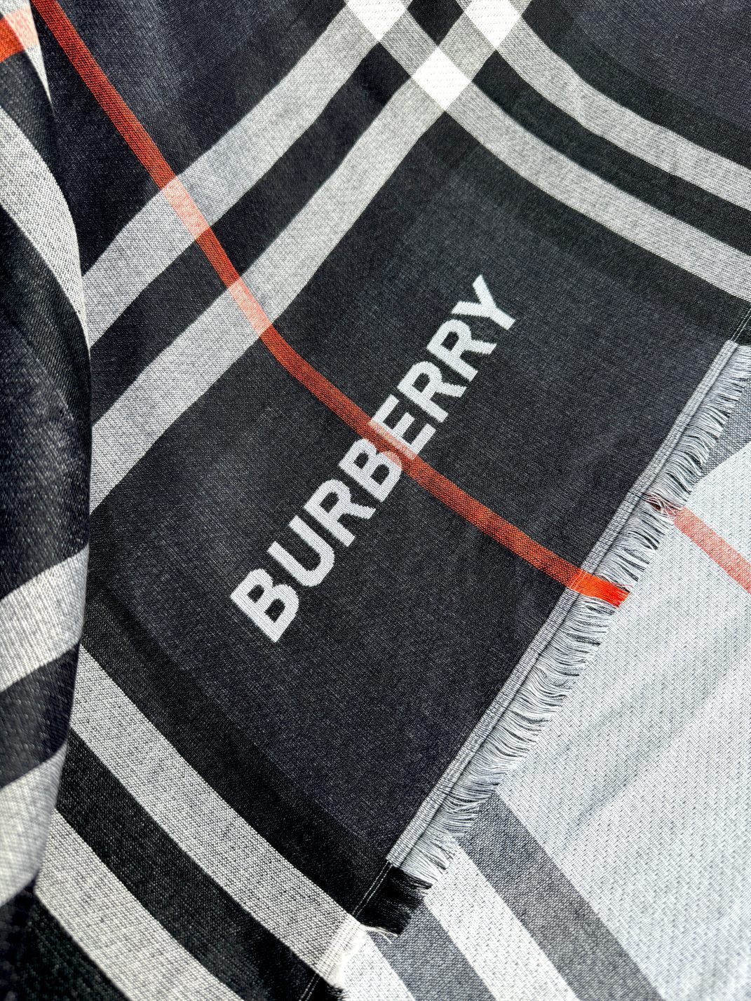 BURBERRY家经典格！2024年最值得入超值版老友闭眼入！一条围巾两条的快乐！！！经典格经典配色这个