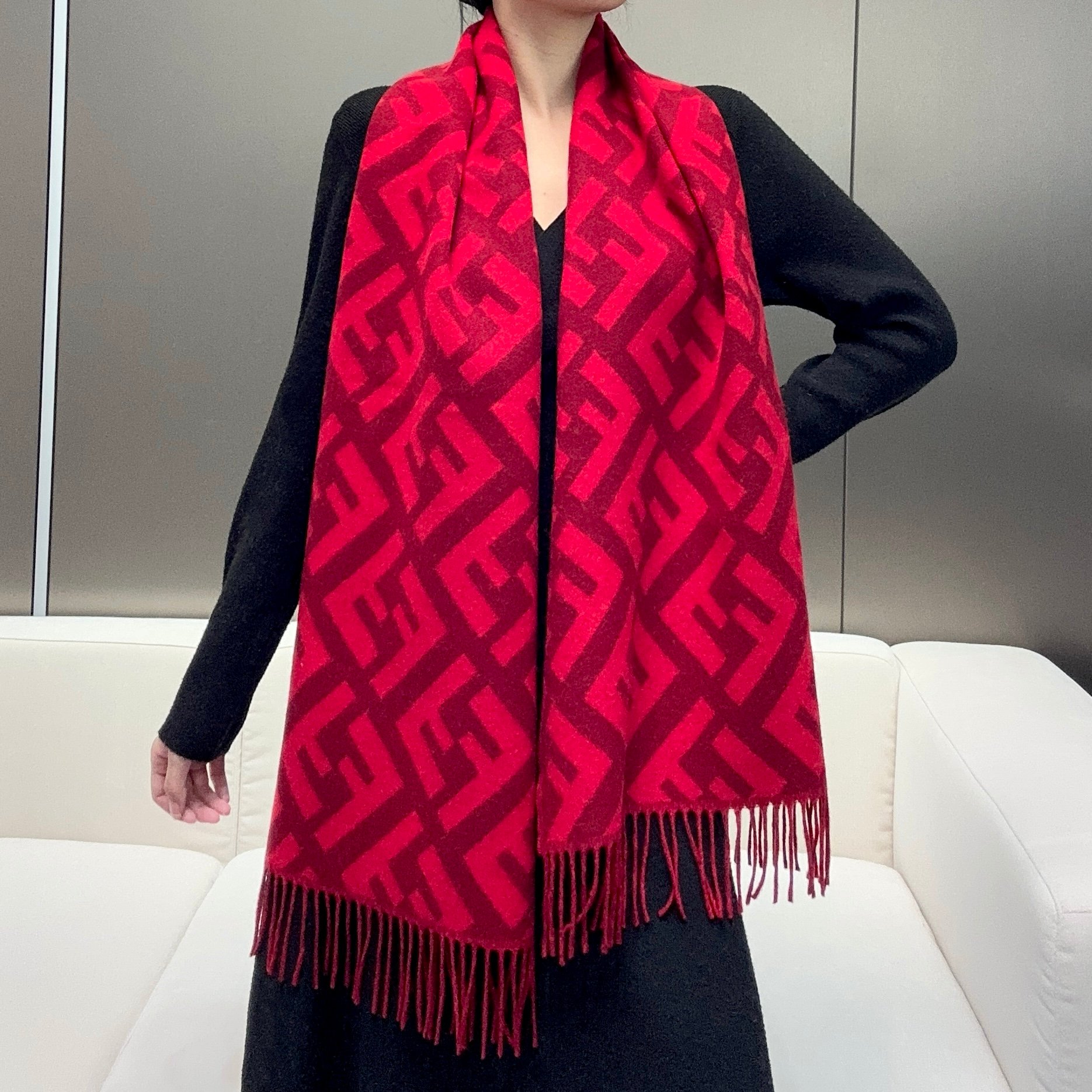 NO:181600,Running version!  FENDI · Fendi is the most popular trendy vane in the fashion industry this year. The most popular presbyterian FF element style. Recommended by fashionable ladies~Fendi cashmere scarf~ It looks really good with clothing, and it is also a very suitable color matching fabric for daily matches. The quality is great. The details are great. It is a big brand fashionable style and can be controlled with all kinds of clothing~ The goddess must be included. Size45*170cm high-version scarf, high-version scarf, fendi, fendi19860909跑量版本！FENDI · 芬迪最能碰撞出高级感双F绝对是今年时尚圈最炙手可热的潮流风向标最流行的老花FF元素风格,时髦小姐姐推荐~Fendi 羊绒围巾~搭配服饰真的非常好看,也是非常适合日搭的配色面料柔软,质量很赞,~细节很棒随便围围就很大牌时髦范搭配各类服饰都能驾驭~女神必入推荐size45*170cm高版本围巾,高版本围巾,fendi,fendi,scarf