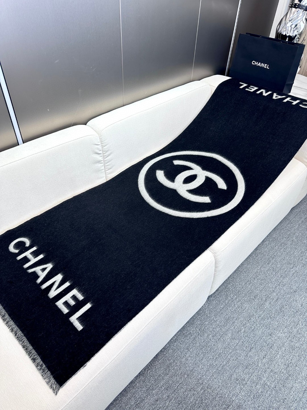 香奈儿尾单经典款羊绒披肩,直接出欧洲的,正儿八经的正品订单…和大货一起出来,不用多流弊的文字,它是全世界