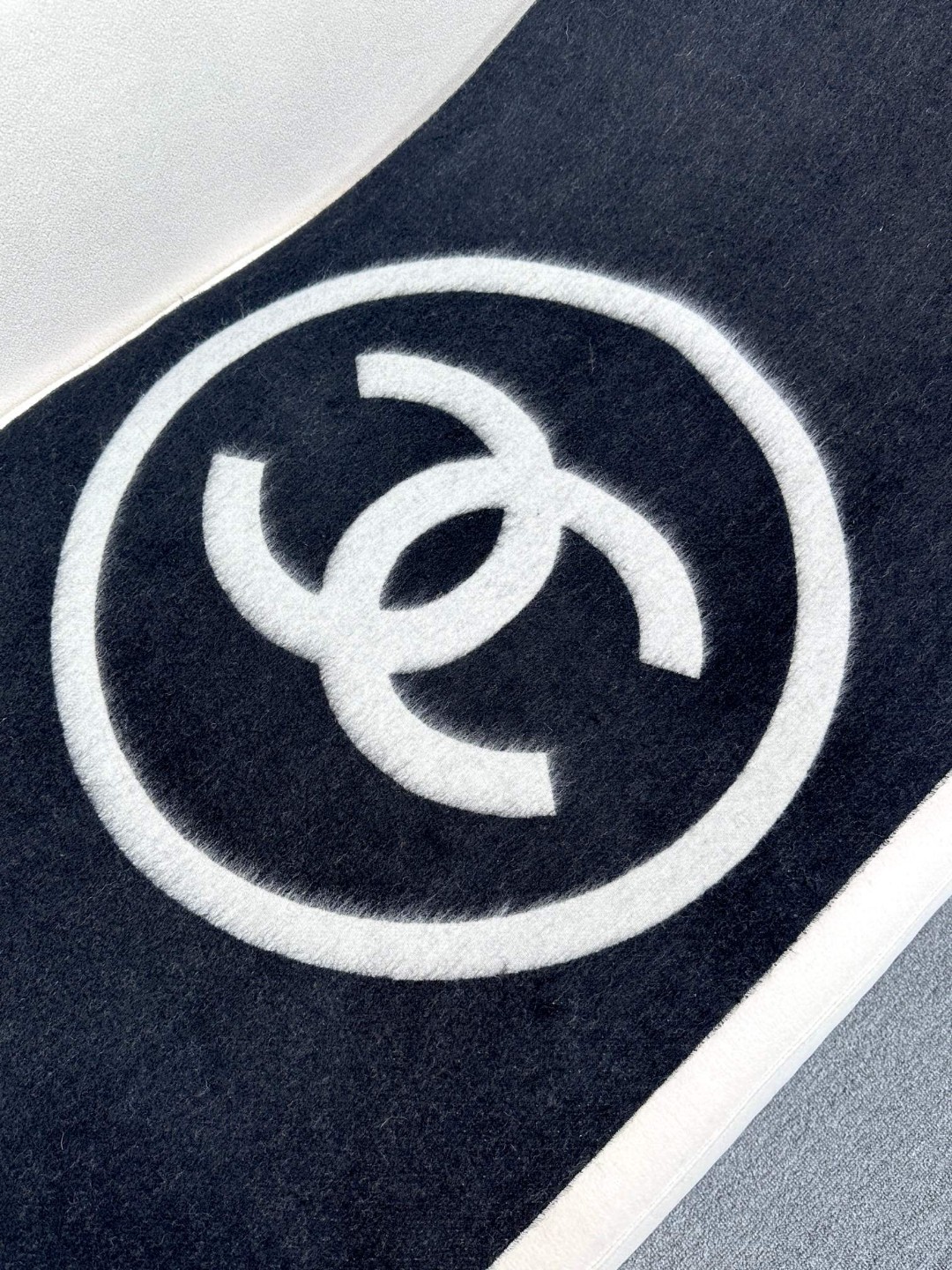 香奈儿尾单经典款羊绒披肩,直接出欧洲的,正儿八经的正品订单…和大货一起出来,不用多流弊的文字,它是全世界