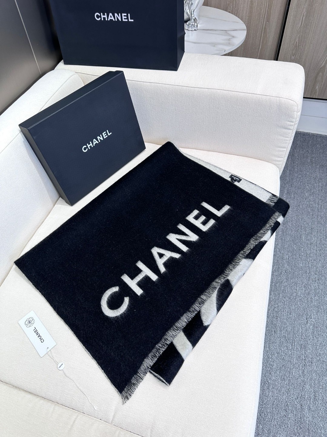 香奈儿尾单经典款羊绒披肩,直接出欧洲的,正儿八经的正品订单…和大货一起出来,不用多流弊的文字,它是全世界