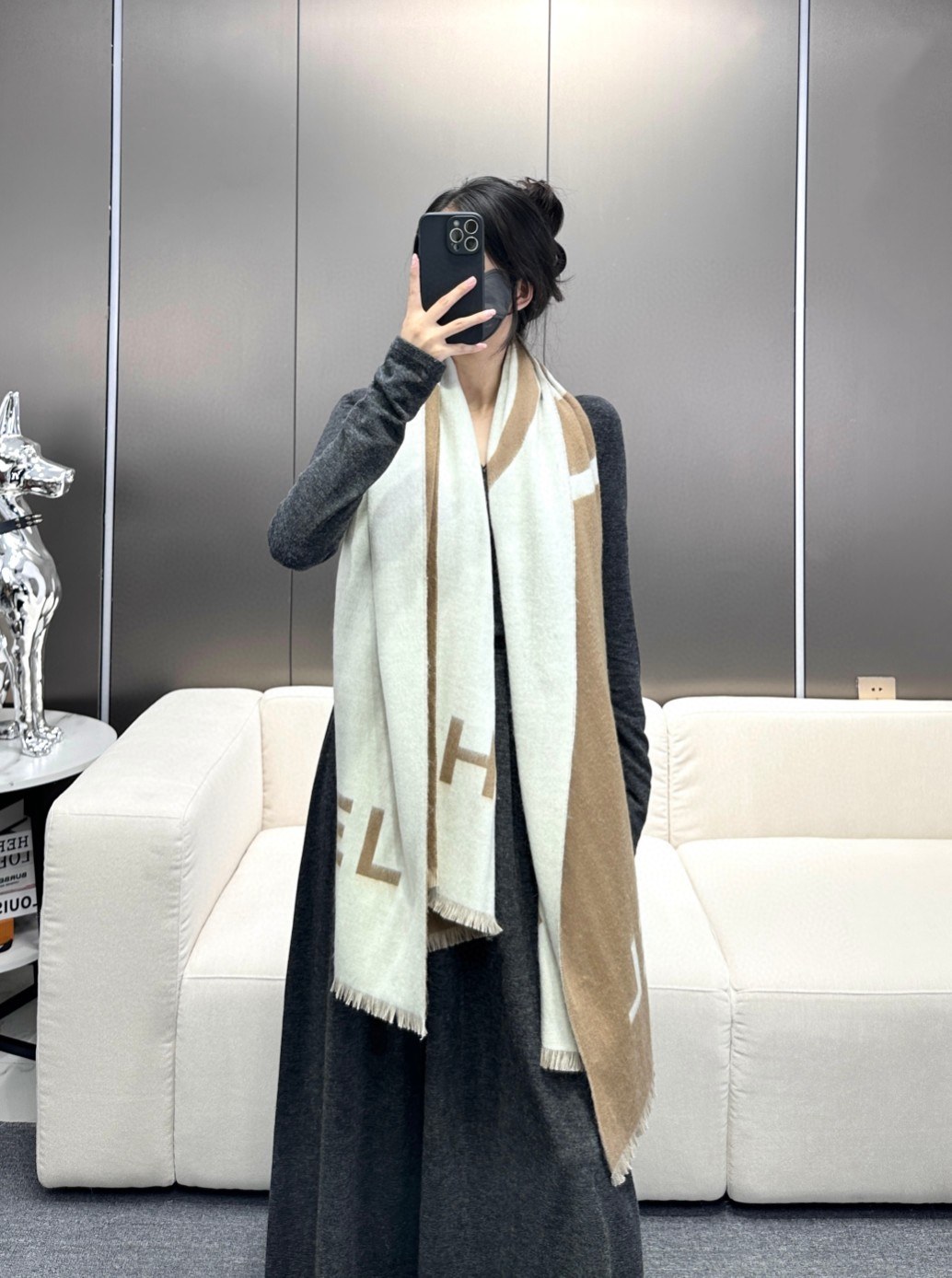 NO:181614,Chanel's classic cashmere shawl, which is directly available in Europe, authentic and authentic orders... Come with big products, without too many bad words, it is the best Chanel in the world. The cashmere is extremely soft, and you will know its beauty and is full of big brands. Classic logo jacquard style, water ripples, and F-products can't be imitated at all... A never-to-be-wrong way of appearance, even if it's like this for many years, TA's high-end and  Elegant, fully demonstrated by the designer, beautiful and fascinating, and never out of time, the fashionable shawl of this Chanel style, the more you look at the real thing, the more you look at it, the more you look at it, the more you like it, the more you look at it, the more you like it, the more you look at it, the more you like it, very weight and drooping, invincible, the beautiful look is really beautiful, it is really invincible and comfortable to hold it in your hand, the purchase price is 6985, customer-supplied cashmere, specifications, 65*200cm, gram weight 500 grams!  High-version scarf, high-version scarf, chanel, chanel, shawls19860909香奈儿尾单经典款羊绒披肩,直接出欧洲的,正儿八经的正品订单…和大货一起出来,不用多流弊的文字,它是全世界最好的Chanel,羊绒柔软至极,上身才会知道它的美,大牌范十足.经典logo提花风格,水波纹工艺,F货根本仿不来哦…永远不出错的出场方式,既使再过多少年都是如此,TA的高级与优雅,被设计师发挥到淋漓尽致,美得令人心醉神往,永不过时极品精英高手级别的时髦感披肩这款Chanel的款,实物真的越看越爱,越看越时髦,越看越喜欢,非常有份量和垂感,无敌无敌好造型美的不要不要的,握在手里真的无敌舒适代购价6985,客供羊绒,规格,65*200cm,克重500克！高版本围巾,高版本围巾,chanel,chanel,shawls,scarf