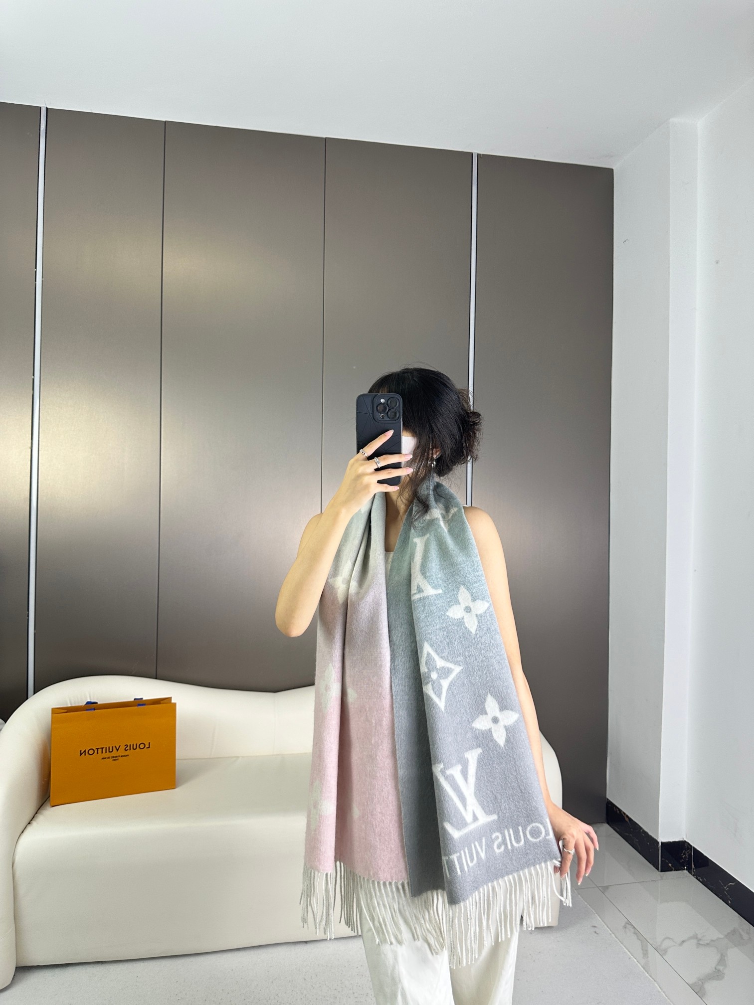 NO:181597,Free genuine full set of packaging boxes in the picture Lv can be used for a lifetime scarf, a classic that never goes out of date” Donkey brand # Double-sided cashmere scarf Cashmere material Not tied at all Can be used as a scarf or as a shawl Double-sided different color jacquard The two sides are completely opposite colors and patterns The design is really heart-warming The money for a scarf wears two scarves Absolutely great value Size 190 x 45 cm Material cashmere high-version scarf, high-version scarf, louis vuitton, louis vuitton, shawls19860909赠送图片中正品全套包装盒  Lv可以用一辈子的围巾 永不过时的经典” 驴牌 # 双面羊绒围巾 羊绒材质 一点也不扎 可以当围巾也可以当做披肩 双面异色提花 两面完全相反的颜色及图案 设计真的非常走心 一条围巾的钱戴两条围巾 绝对超值 尺寸 190 x 45厘米 材质羊绒高版本围巾,高版本围巾,louis vuitton,louis vuitton,shawls,scarf