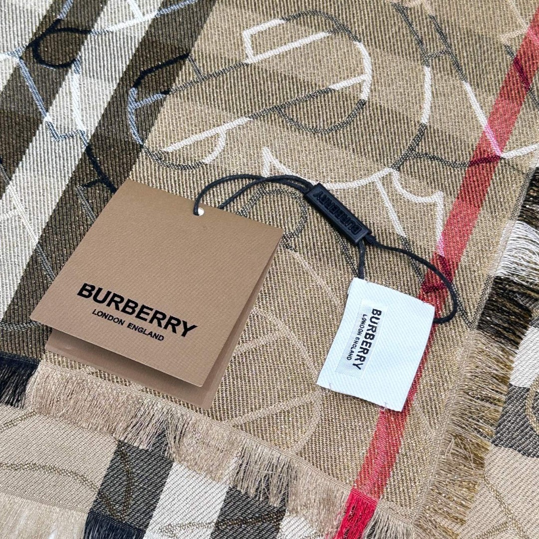 ️百搭时尚又充满高端气息Burberry新款金属感专属标志格纹围巾！赋予信手拈来的自信气质Burberr