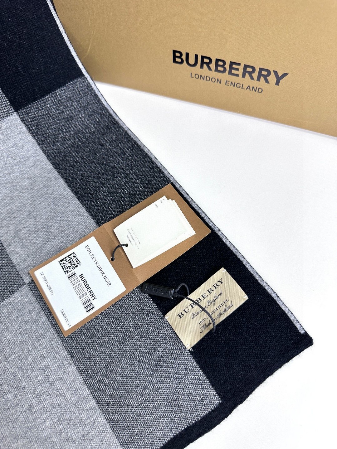 Burberry爆款上新高端男士围巾经典战马格纹独家牛货具有超高羊绒品质才会被此品牌青睐️这种精品是市场