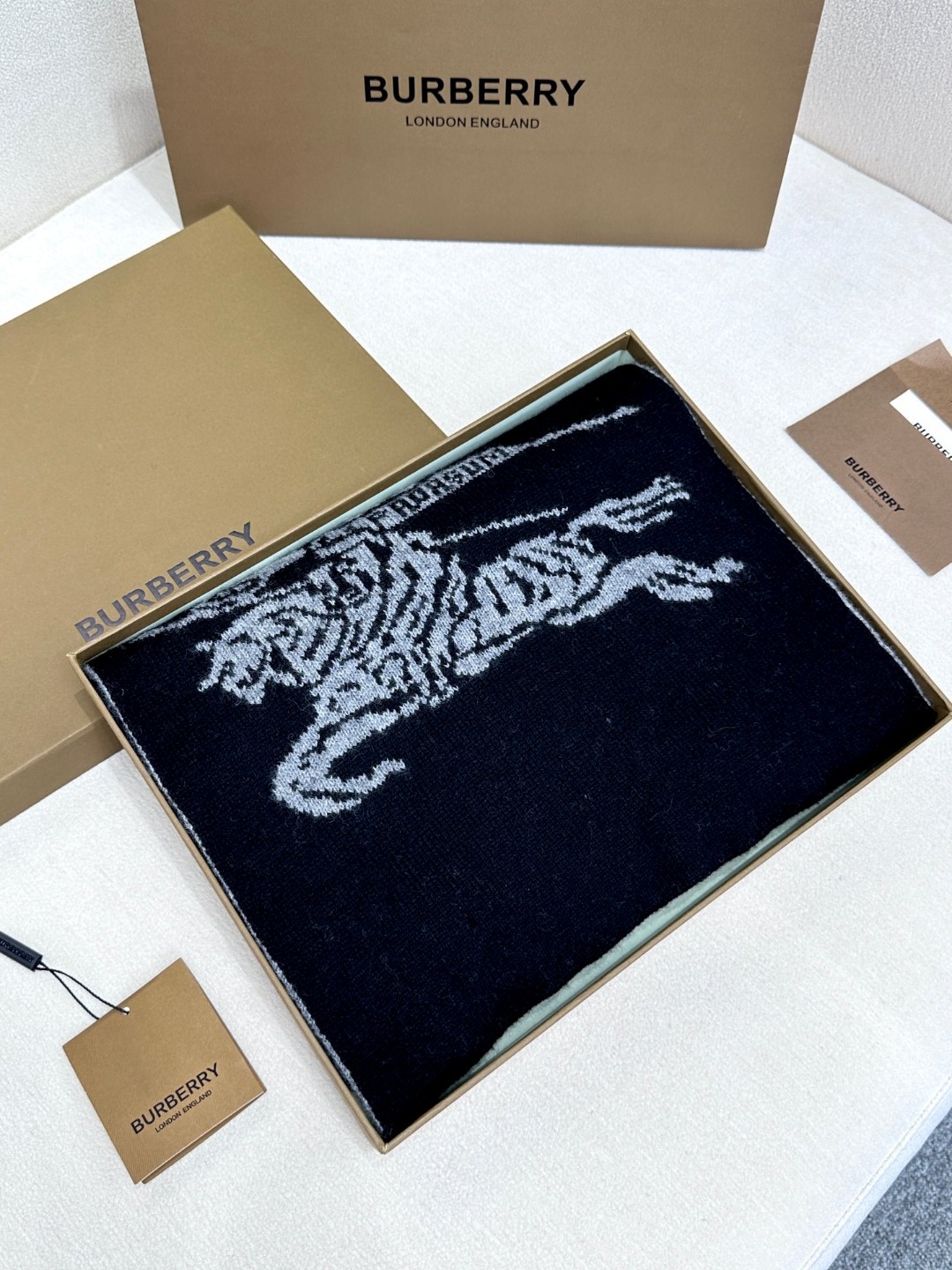 巴宝莉爆款上👍👍2024年最新秋冬新款！ 独家牛货🐂 高端品质针织拼接围巾‼️这种精品是市场上及其少见的