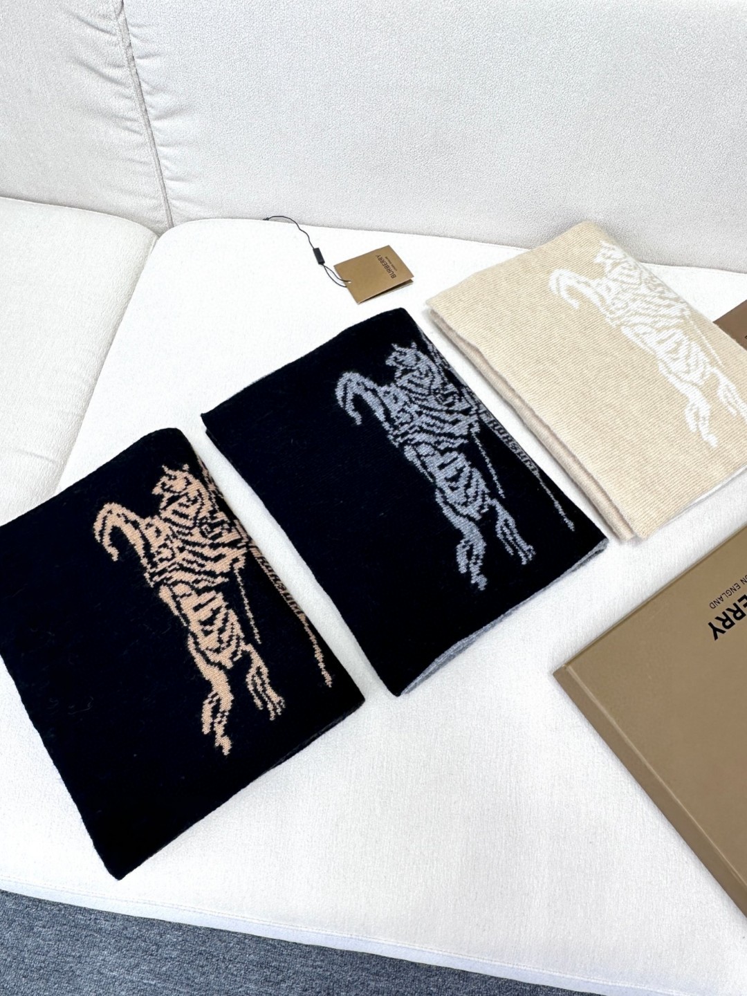 巴宝莉爆款上👍👍2024年最新秋冬新款！ 独家牛货🐂 高端品质针织拼接围巾‼️这种精品是市场上及其少见的