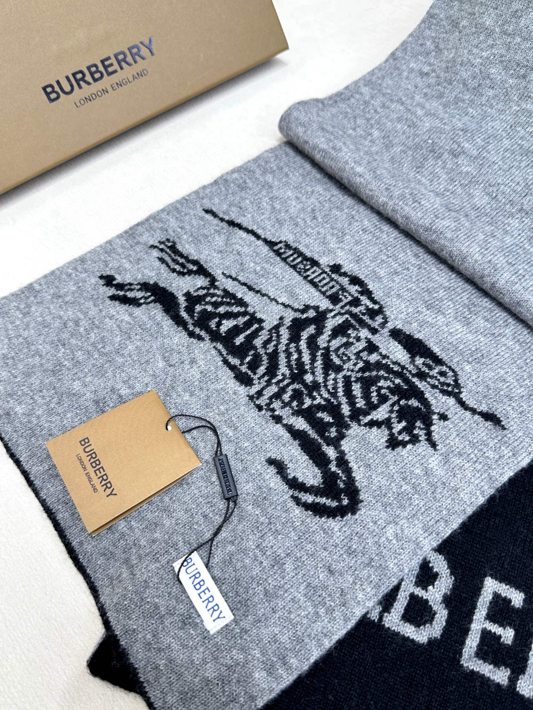 巴宝莉爆款上👍👍2024年最新秋冬新款！ 独家牛货🐂 高端品质针织拼接围巾‼️这种精品是市场上及其少见的