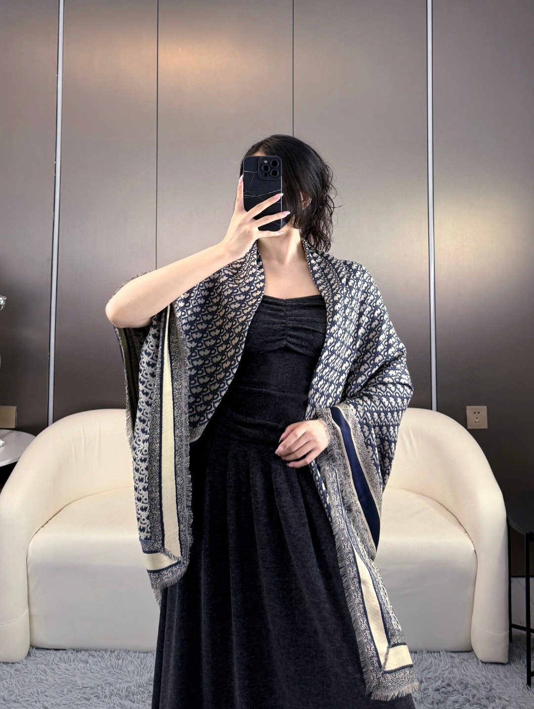 原单品质𝐃𝐈𝐎𝐑 必须入超级实用的大披肩 围脖两用 标志性老花元素➕短流苏边 含42%的羊毛成分以及42