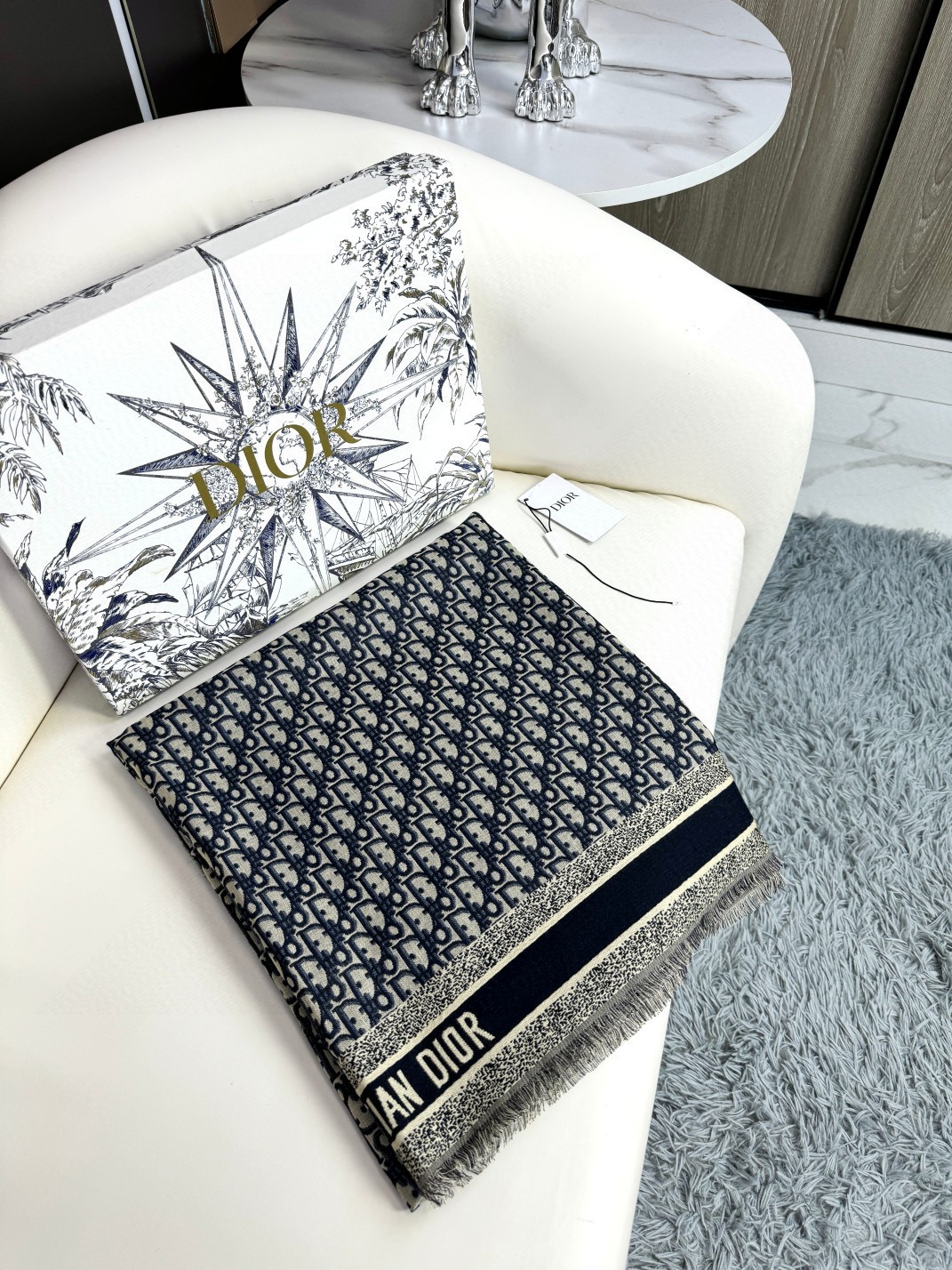 原单品质𝐃𝐈𝐎𝐑 必须入超级实用的大披肩 围脖两用 标志性老花元素➕短流苏边 含42%的羊毛成分以及42