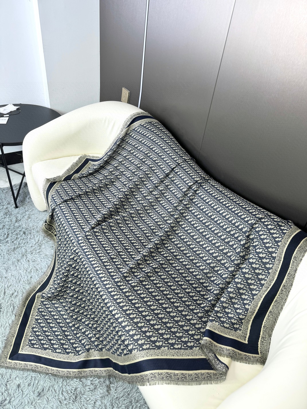 原单品质𝐃𝐈𝐎𝐑 必须入超级实用的大披肩 围脖两用 标志性老花元素➕短流苏边 含42%的羊毛成分以及42