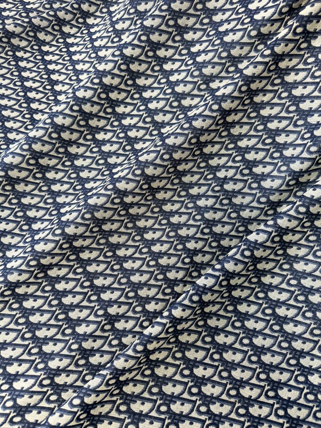 原单品质𝐃𝐈𝐎𝐑 必须入超级实用的大披肩 围脖两用 标志性老花元素➕短流苏边 含42%的羊毛成分以及42