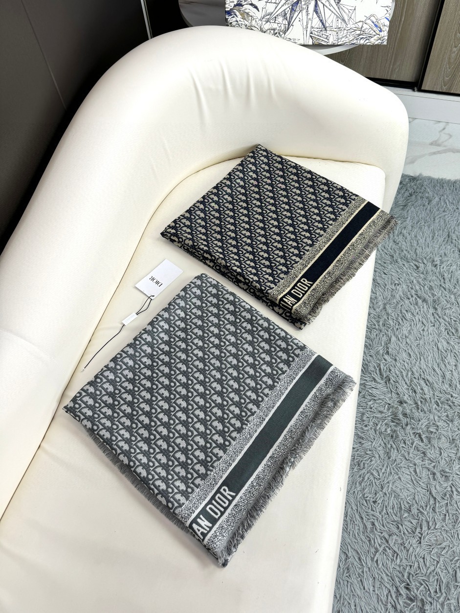 原单品质𝐃𝐈𝐎𝐑 必须入超级实用的大披肩 围脖两用 标志性老花元素➕短流苏边 含42%的羊毛成分以及42