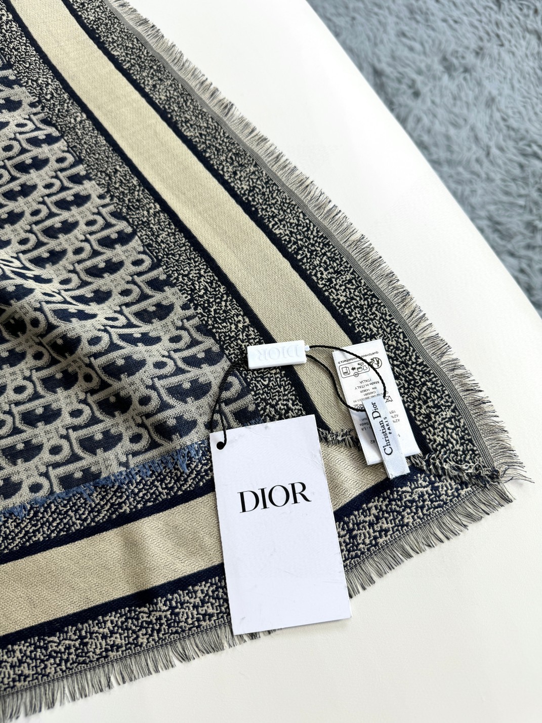 原单品质𝐃𝐈𝐎𝐑 必须入超级实用的大披肩 围脖两用 标志性老花元素➕短流苏边 含42%的羊毛成分以及42