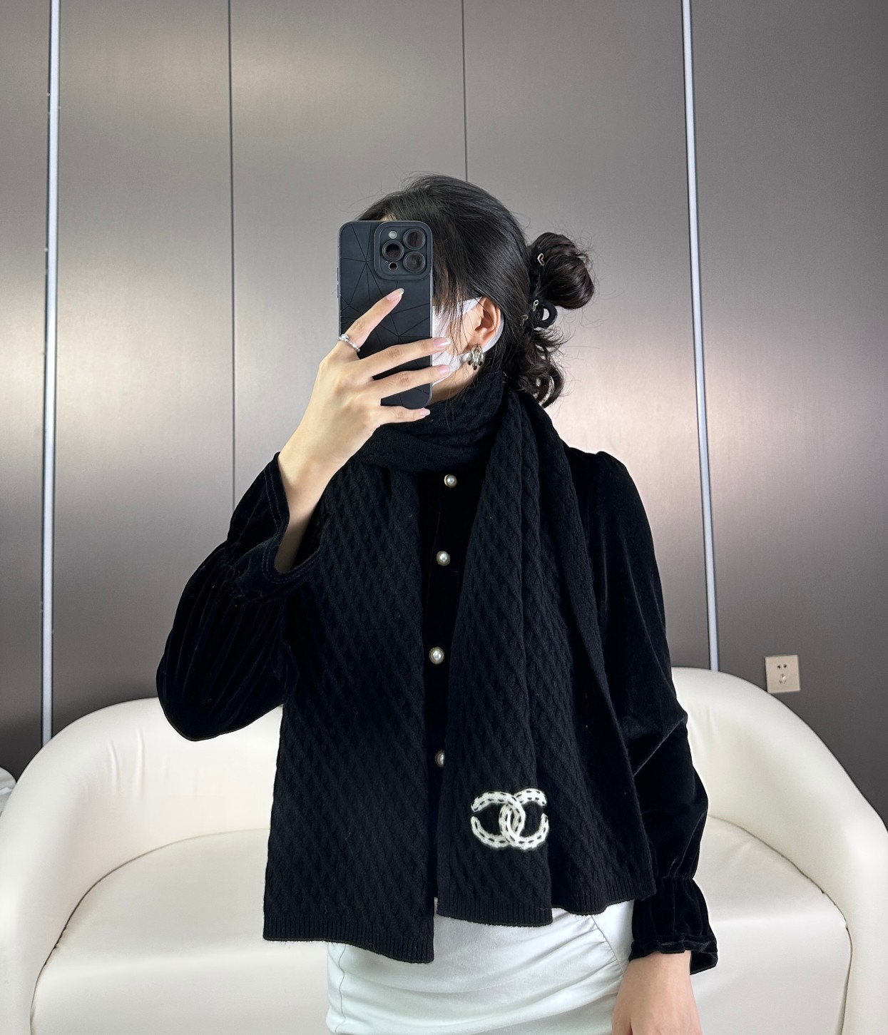 NO:945249,· /Chanel new products!  Exclusive high quality!  The best match for Grandma Xiang!  diamond check logo scarf  It uses high-twist wool yarn, which is tight and solid, with a full and soft feel. It has a 7-needle whole-piece needle transfer process. The texture has a granular diamond grid pattern, which is uneven and full of layers. The logo is hand-woven into a wide and long version, and the lines are consistent.  Smooth, gentle and healing creamy apricot, awakening the power of winter, the feeling of being wrapped in the warm sun, elegant and mysterious dark black, rustic but not too cool, high-end and fashionable, the effect of casual winding can easily create a sense of atmosphere.  White black maroon one size fits all high version scarf, high version scarf, chanel19860909· /香奈儿新品！独家高品质！香奶奶家顶配款！菱形格logo围巾 选用高捻度羊毛纱线,紧密扎实,手感饱满柔软,7针全件搬针工艺,织面颗粒状菱形格纹路,凹凸有致,富有层次感.logo纯手工勾织宽而长的版型,一气呵成的线条流畅感,温柔治愈的奶油米杏,唤醒冬日的力量,被暖阳包裹的感觉,优雅神秘的暗黑色,小飒但也不过分酷,高级时髦的存在,随意缠绕出来的效果就能轻松营造氛围感. 白色黑色枣红 均码高版本围巾,高版本围巾,chanel,scarf