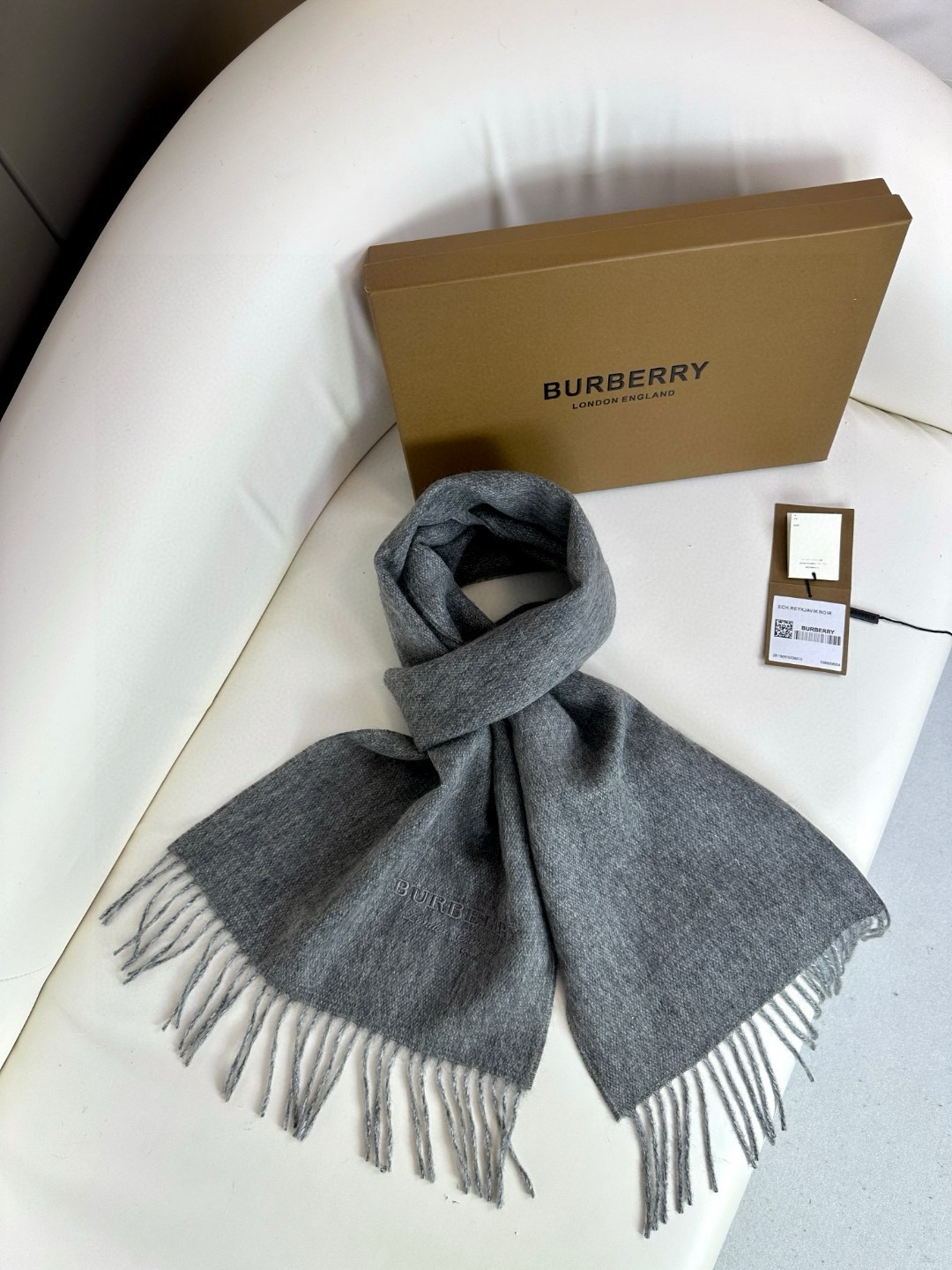 BURBERRY巴宝利巴黎时装展双面羊绒围巾！采用蒙古高原细羊绒！手感满满地都是细腻的绒毛！这个价格绝对