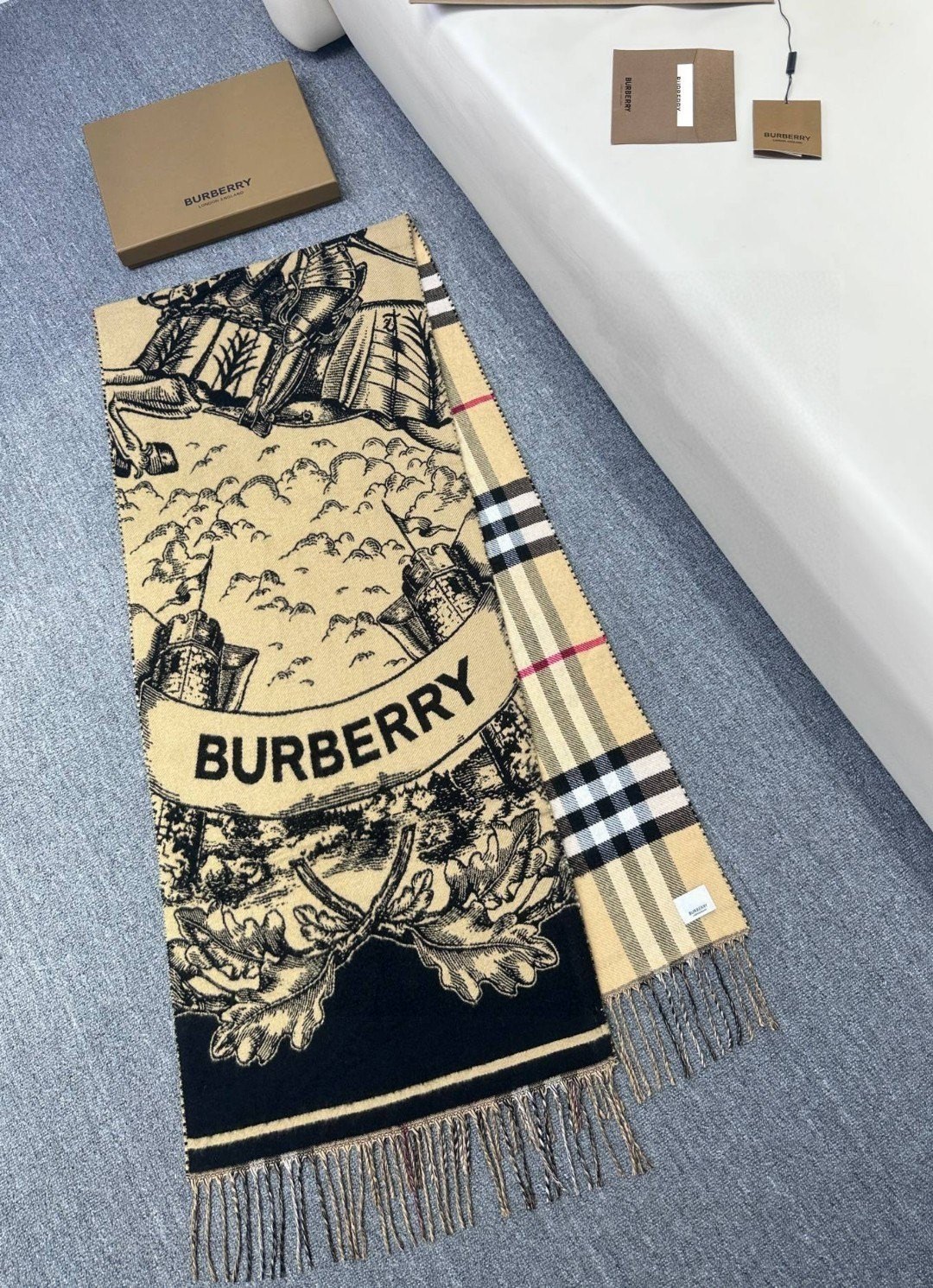 到货！！Bur战马骑士双面披肩各种好看被誉为Burberry今年最美的款最经典的提花战马徽标最美的经典焦