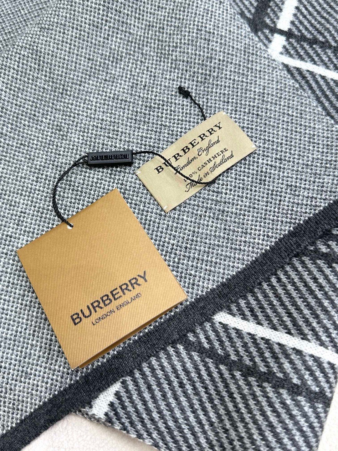 Burberry爆款上新高端男士围巾TB羊绒格纹独家牛货奢华尽在尺寸之间高端品质️具有超高羊绒品质才会被