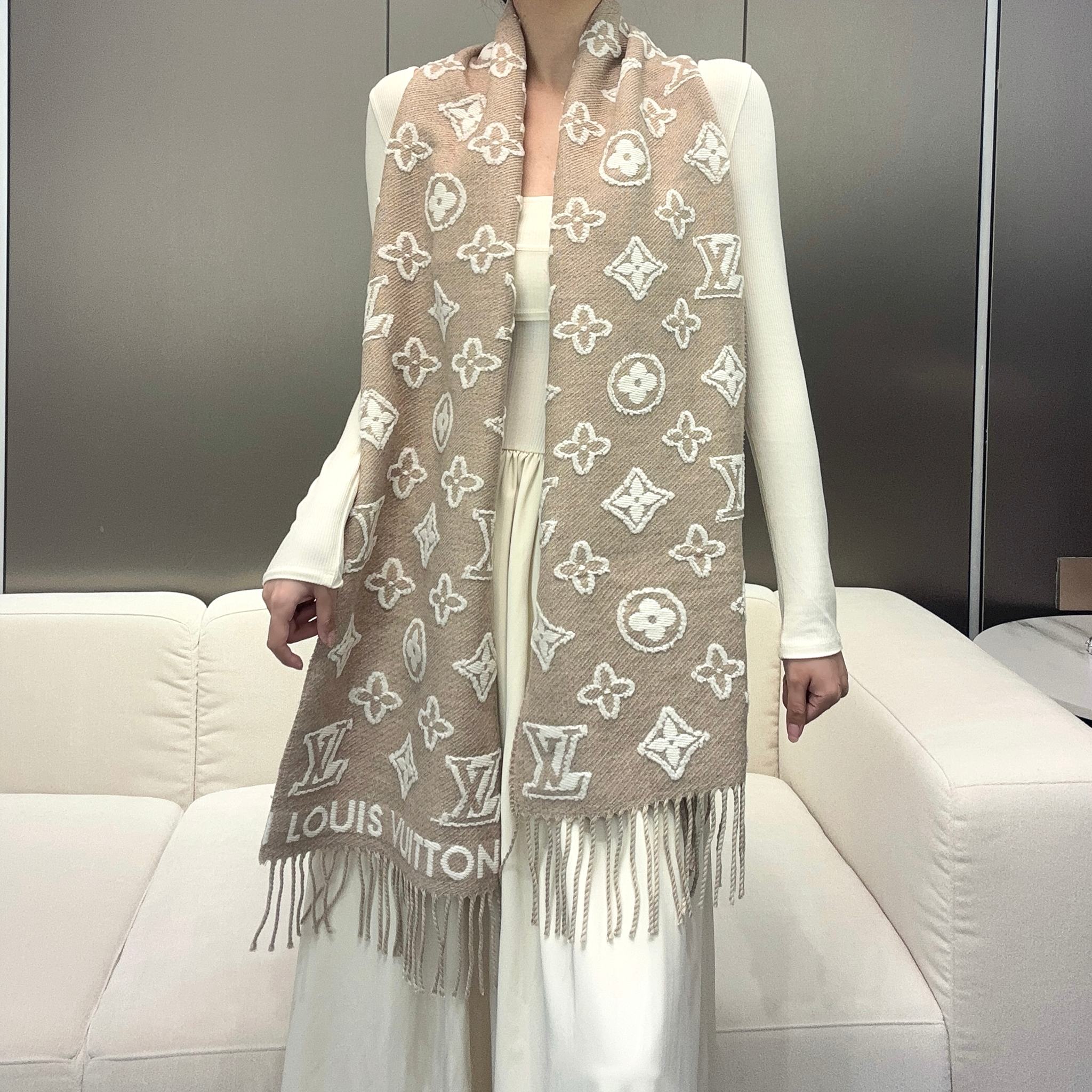 NO:183274,The latest hits in 2025 are here!  There are genuine proofing!  99% restore the authentic product!  The LV 3D scarf is soft plush blended into Monogram pattern, and then uses contrasting wool to interpret the eye-catching 3D effect. The flower cutting process makes the two sides present a different texture, combining creative ingenuity and trendy style. 34 x 220 cm (height x length) 90 wool, 9 cashmere, 1 mulberry silk 3D effect Monogram pattern Louis Vuitton logo Tassel trim high-end scarf, high-end scarf, louis vuitton, louis vuitton198609092025年最新爆款到啦！有正品打样！百分之99还原正品！LV 3D 围巾为柔软毛绒混纺织入 Monogram 图案,再以撞色羊毛皮演绎瞩目 3D 效果.剪花工艺令两面呈现迥异肌理,兼具创意巧思与潮流风范.34 x 220 厘米 (高 x 长度) 90 绵羊毛,9 山羊绒,1 桑蚕丝 3D 效果 Monogram 图案 路易威登标识 流苏饰边高版本围巾,高版本围巾,louis vuitton,louis vuitton,scarf