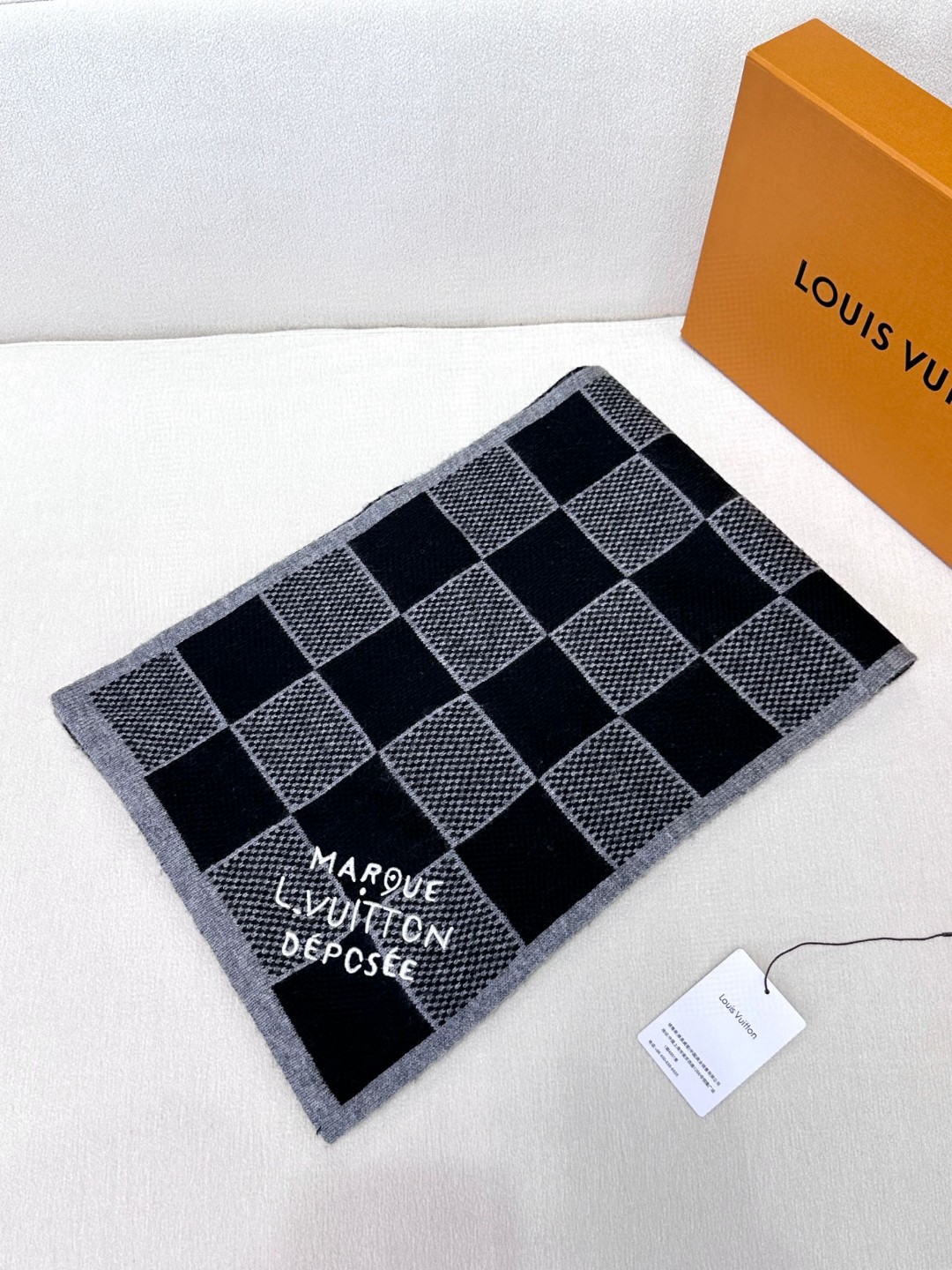 Lv2024年最新棋盘格元素情侣款️现在晒图的还比较少刚出的新款等再过几周马上会刷爆了凹造型又保暖Lv最