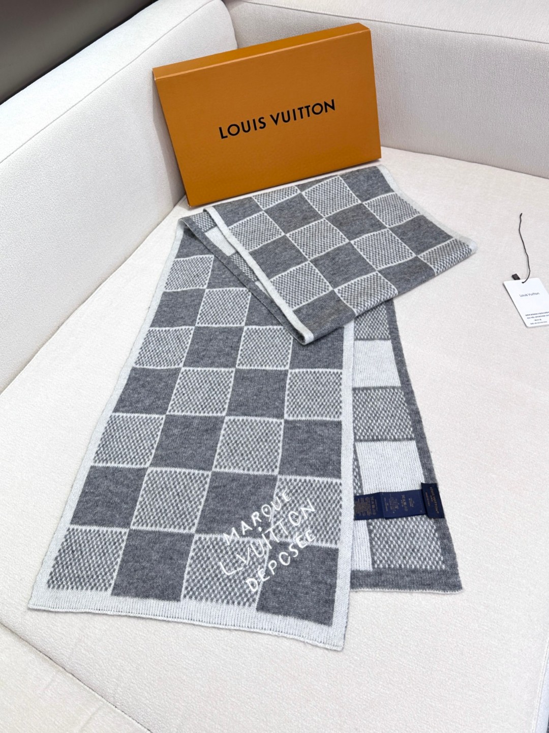 Lv2024年最新棋盘格元素情侣款️现在晒图的还比较少刚出的新款等再过几周马上会刷爆了凹造型又保暖Lv最