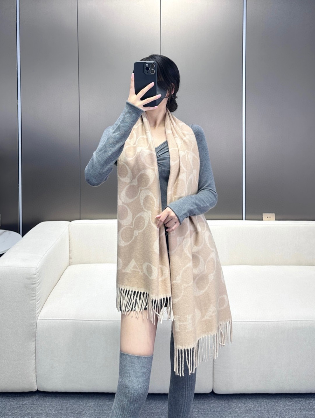 NO:183898,【High Edition】New model is here!  Another big hit product arrived!  The counters are grabbing goods at the pace!  Coach Classic C is so beautiful!  Not only has its appearance but also its quality, 97 wool   3 cashmere, it feels super soft and comfortable, with a size of 1×53cm, and the overall width is OK, it is considered a small shawl. The front and back are complementary colors, one side is a dark logo with a light color bottom, and the other side is a opposite color. The autumn and winter scarf must be used as this one!  High-version scarf, high-version scarf, coach, shawls19860909【高版】新款到！又是一大爆款到货！专柜都在抢货的节奏！Coach经典C 太好看了吧！不仅有颜值还有品质,97羊毛 3羊绒,手感超级软糯和舒服,尺寸1×53cm,整体宽度还可以,算是个小披肩.正反面做的互补色,一面是深色logo搭配浅色底,另一面是相反色,秋冬围巾一定要冲这一条！高版本围巾,高版本围巾,coach,shawls,scarf