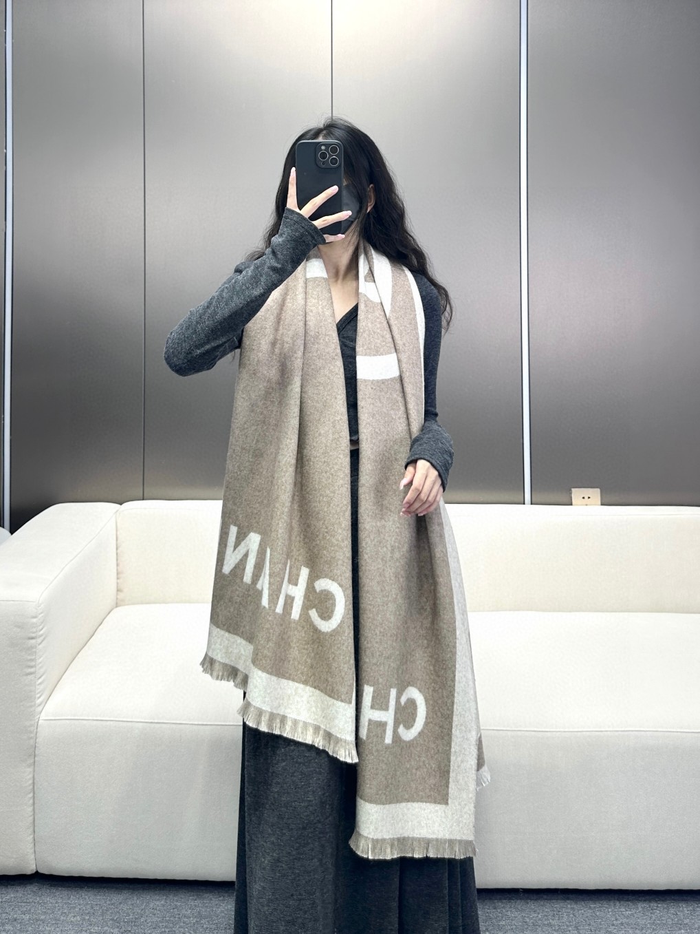 NO:183903,The best Chanel tail single classic cashmere shawl is directly out of Europe. The genuine genuine order... Come with the big product, without too many bad words, it is the best Chane* in the world. The cashmere is extremely soft, and the upper body will know its beauty, full of big brands. The classic logo jacquard style, special honeycomb organization, obvious and uninterpreted, and the F-product can't be imitated at all... The appearance method that never goes wrong, even if it is like this for many years, TA's high-end and elegant has been fully demonstrated by the designer, beautiful and fascinating, and never out of time. This Chane* style is the style of the real thing, the more you look at it, the more you look at it, the more you like it, the more you look at it, the more you like it, the more you look at it, the more you like it, the more you look at it, the more you like it, the more you look at it, the more you like it, the more you feel, the more you feel, the more you feel, the more you feel, the more you feel, the more you feel, the more you feel, the more you feel, the more you feel, the more you feel, the more you feel, the more you feel, the more you feel, the more you feel, the more you feel, the more you feel, the more you feel, the more you feel, the more you feel, the more you feel, the more you feel, the more you feel, the more you feel, the more you are invincible, the beautiful look is not to be wanted, it is really invincible and comfortable to hold in your hand, the price is 6985,  Cashmere, specifications, 70*cm, gram weight 600g high-version scarf, high-version scarf, chanel, chanel, shawls19860909极品香奈儿尾单经典款羊绒披肩 直接出欧洲的 正儿八经的正品订单…和大货一起出来,不用多流弊的文字,它是全世界最好的Chane* 羊绒柔软至极,上身才会知道它的美,大牌范十足.经典logo提花风格,特殊的蜂窝组织,显而不透,F货根本仿不来哦…永远不出错的出场方式,既使再过多少年都是如此,TA的高级与优雅,被设计师发挥到淋漓尽致,美得令人心醉神往,永不过时极品精英高手级别的时髦感披肩这款Chane* 的款,实物真的越看越爱,越看越时髦,越看越喜欢,非常有份量和垂感,无敌无敌好造型美的不要不要的,握在手里真的无敌舒适代购价6985, 羊绒,规格,70*cm,克重600克高版本围巾,高版本围巾,chanel,chanel,shawls,scarf