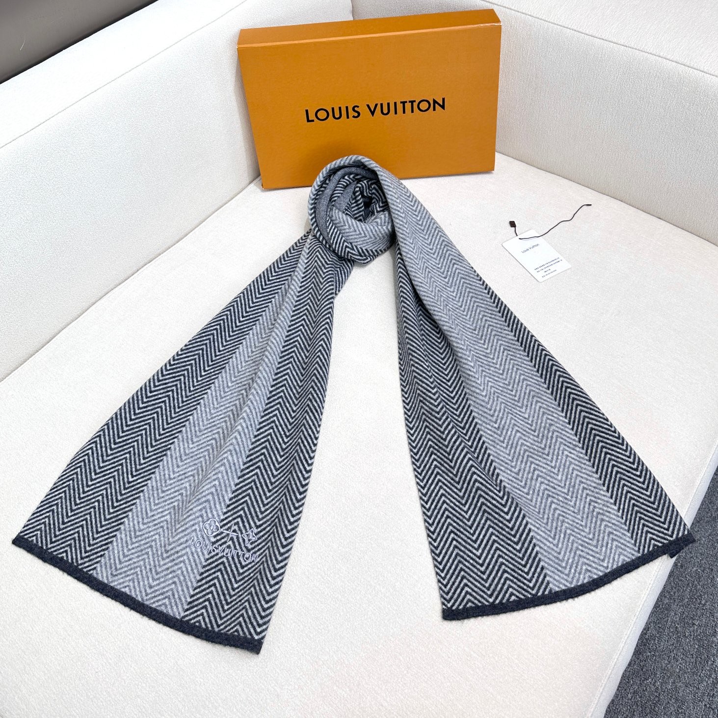 Lv爆款上新 升级版本！非常柔软亲肤！高端男女士围巾👍【Lv四叶草标志】独家牛货🐂 具有超高羊绒品质才会