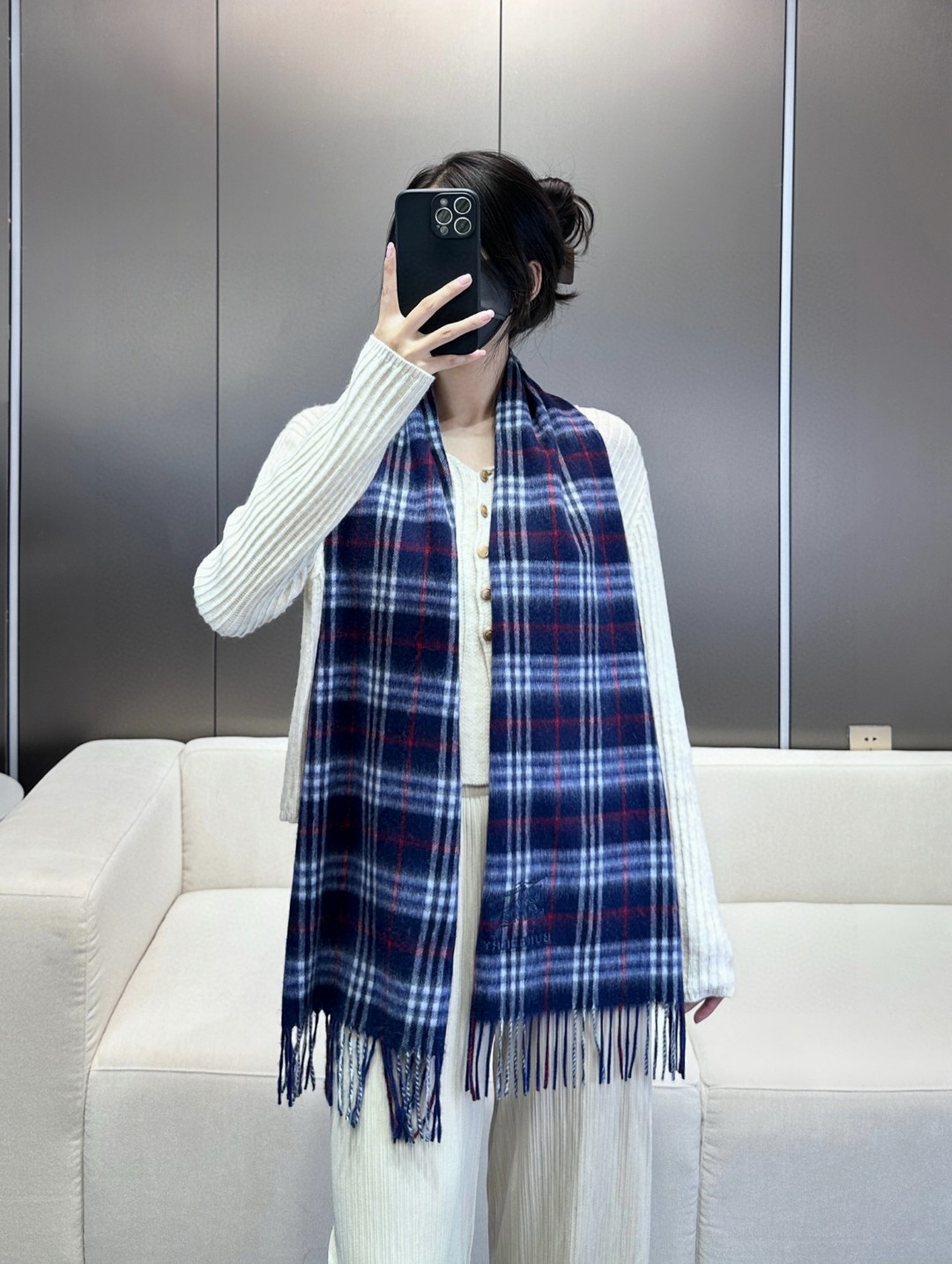 NO:184414,The latest model of Burberry official website [Classic War Horse] Top-grade cashmere material is very warm, soft and skin-friendly, without tying the neck, classic Burberry check design, universal couple model for men and women, size 32*192cm neutral model for men and women, each choosing their own color they like, everyone should have a five-color high-version scarf, high-version scarf, burberry19860909重磅推荐巴宝莉官网最新款【格纹战马】 顶级山羊绒材质非常保暖 柔软亲肤,不扎脖经典巴宝莉格纹设计男女通用情侣款尺寸32*192cm中性款男女各自选择自己中意的颜色人人都应该拥有一条五色高版本围巾,高版本围巾,burberry,scarf