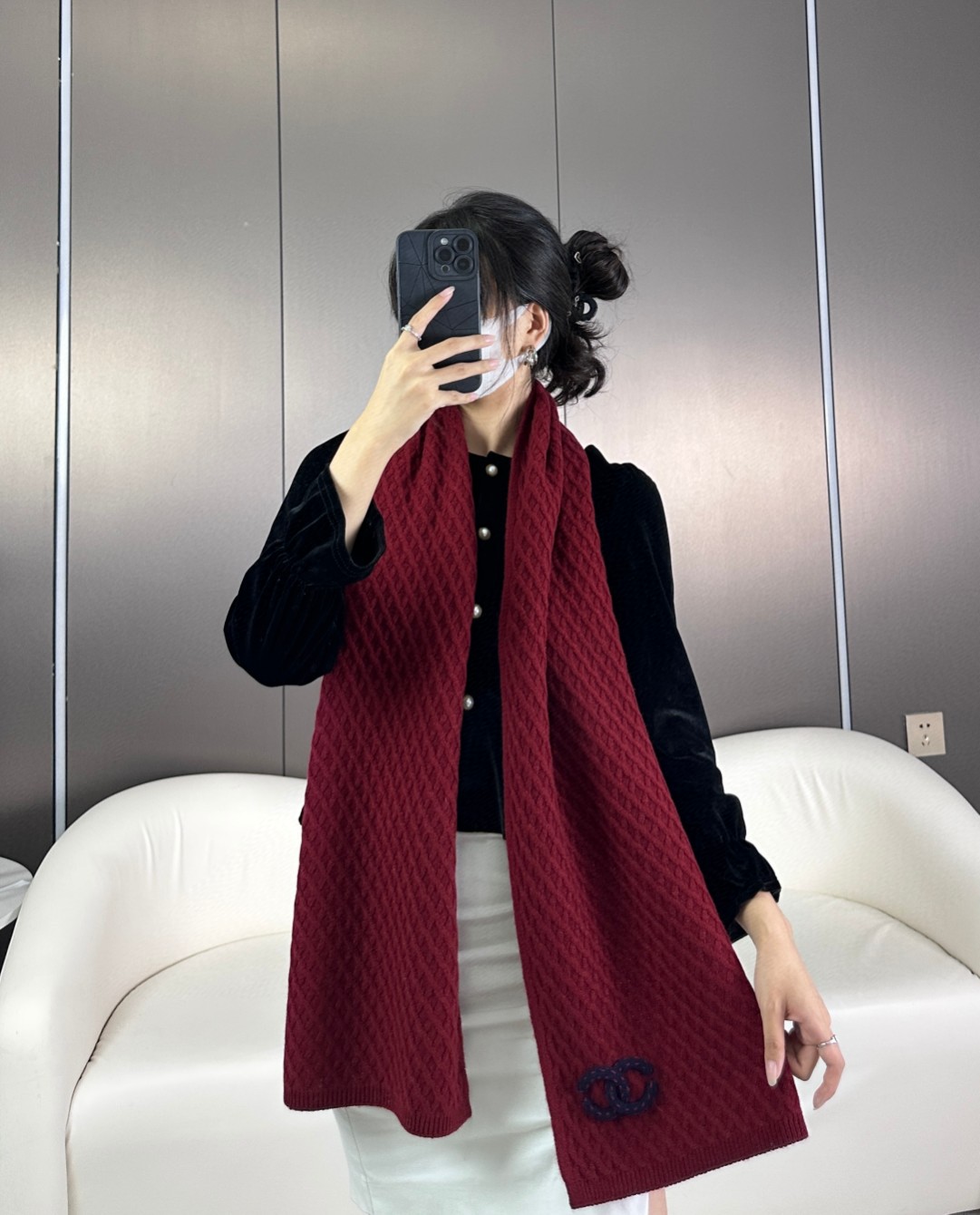 NO:184393,· /New Chanel products!  Exclusive high quality!  Grandma Xiang’s top-end model!  Diamond lattice logo scarf uses high-twist wool yarn, tight and solid, full and soft feel, 7-needle-piece needle-moving technology, granular rhombus lattice on the knitted surface, concave and convex, rich layering. The logo is purely hand-hidden with wide and long style, the smooth lines of one go, the gentle healing cream rice and apricot, awakens the power of winter, the feeling of being wrapped in warm sun, the elegant and mysterious dark black, small but not too cool, the high-end and fashionable existence, the effect of randomly wrapped can easily create an atmosphere. White and black maroon, one-size high-end scarf, high-end scarf, chanel19860909· /香奈儿新品！独家高品质！香奶奶家顶配款！菱形格logo围巾 选用高捻度羊毛纱线,紧密扎实,手感饱满柔软,7针全件搬针工艺,织面颗粒状菱形格纹路,凹凸有致,富有层次感.logo纯手工勾织宽而长的版型,一气呵成的线条流畅感,温柔治愈的奶油米杏,唤醒冬日的力量,被暖阳包裹的感觉,优雅神秘的暗黑色,小飒但也不过分酷,高级时髦的存在,随意缠绕出来的效果就能轻松营造氛围感. 白色黑色枣红 均码高版本围巾,高版本围巾,chanel,scarf
