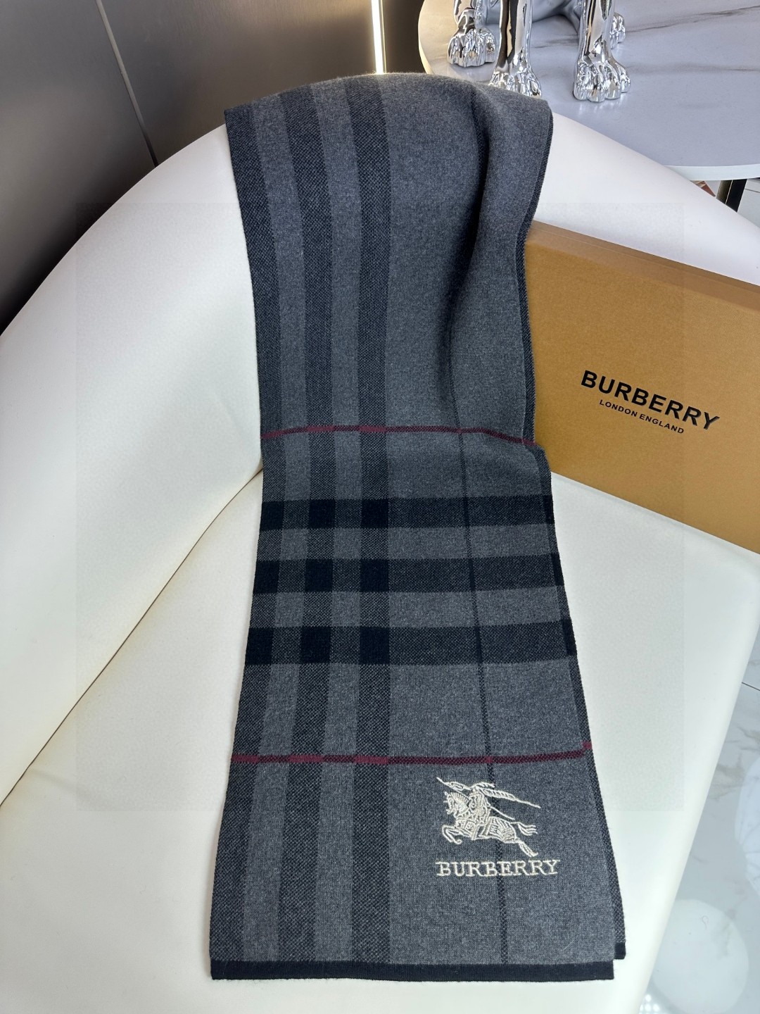 Burberry爆款上新高端男士围巾经典战马格纹独家牛货具有超高羊绒品质才会被此品牌青睐️这种精品是市场