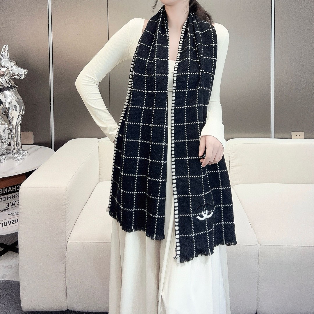 💰220.00 Chanel香奈儿2024系列货  专供vip产品 ♥顶级苏格兰进口羊绒   纹路织法使围巾赋有弹性且柔软亲肤 🤩🤩  无比的高贵优雅 知性的款式 简洁大气的设计  绝对的不是花里胡哨的款式💯绝对的品味生活的首选搭配饰品 识货者必入。休闲风格搭配必备哦！[色][色][色]外行请绕道 
Size:38*185   100%羊绒