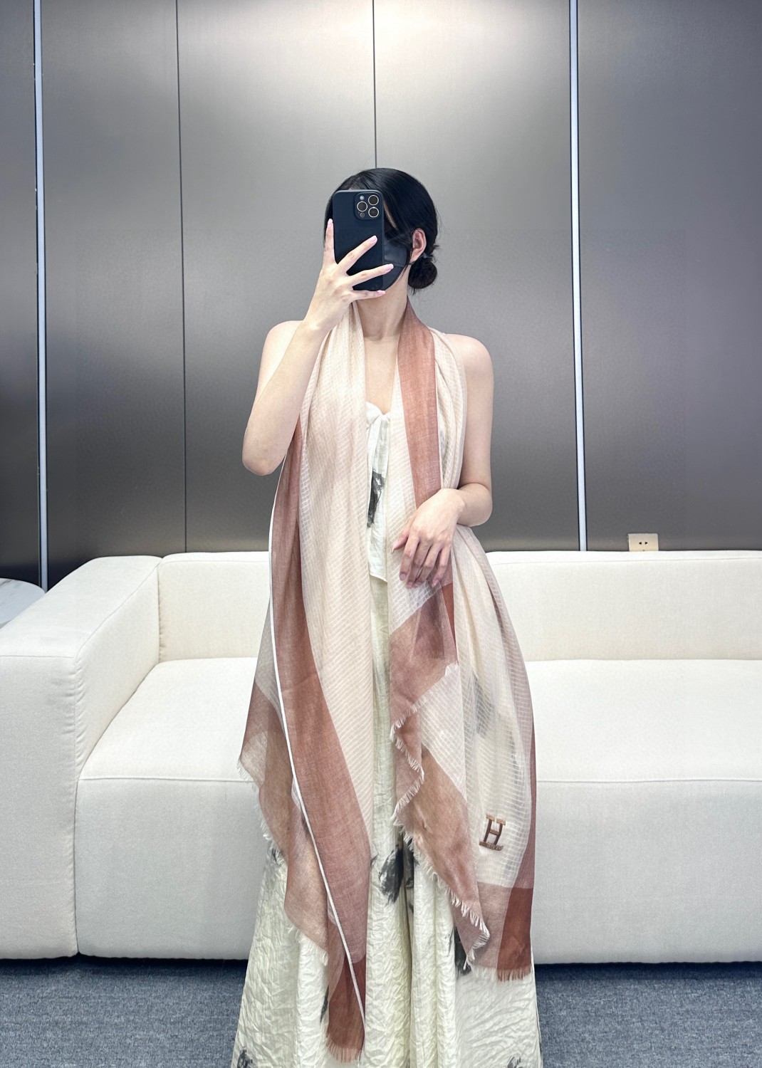 💰240.00 2024 爱马仕重磅推荐🎀太美了,人人都喜欢💕时潮人都有好几条围巾放在衣橱,🧣换条围巾就足够让你有焕然一新的感觉。高端品质,不同折叠可以带出不同款式,🌹面料柔软舒适,知性名媛各种风格通吃款❤️空调房商场里都可以披着,尺寸:80x200,材质:山羊绒,3⃣️色