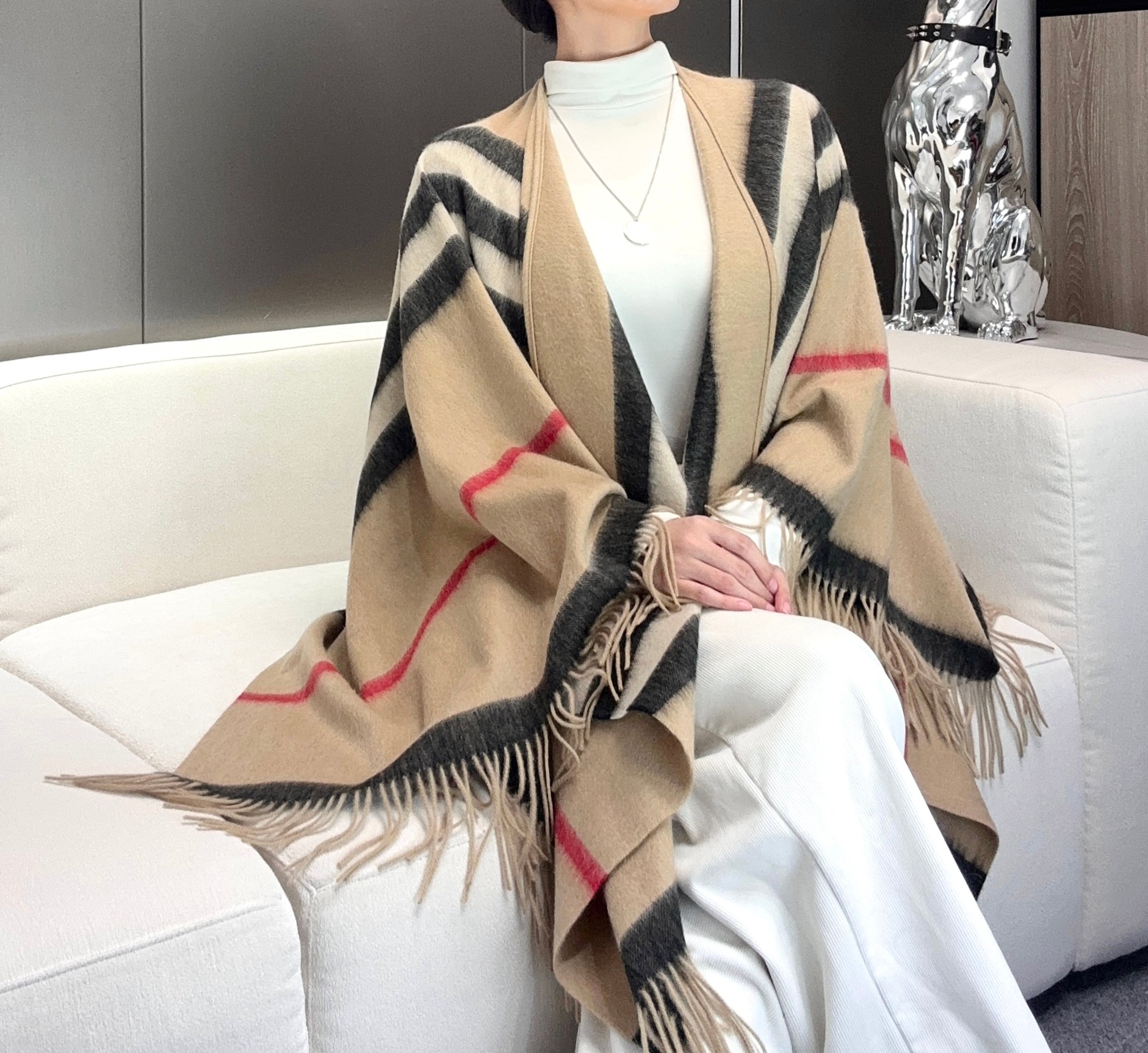 💰220.00 巴宝利上新!【经典大格斗篷】史上最牛掰的原单货,双面斗篷!!经典中的经典.本来订制出口单.但是不明原因被扣留,Qc并于透露滞留原因!介绍这款AB面效果很难织造!预计专柜售价20055.00+.可以和羊绒大衣媲美的实用东西!而且双面可以两穿.不买它买谁!140*140.95%羊绒5%羊毛国际标准.超过95%都是纯羊绒!看看真角包边等细节