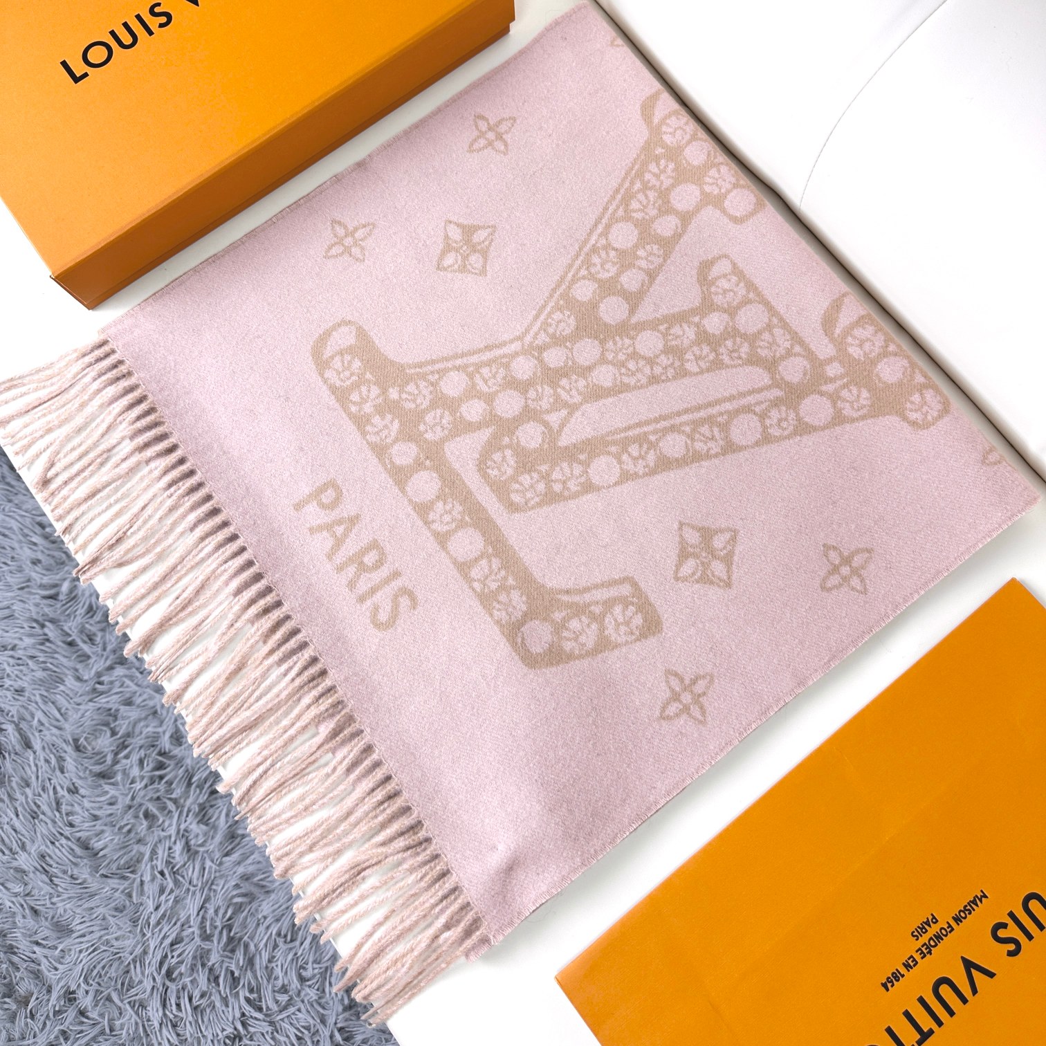 💰160.00  (原去年同个工厂，高品质优惠价清仓) 路易威登💥Precious Dragon Reykjavik 围巾携气宇轩昂的巨龙形象恭贺农历新年。华美山羊绒带来舒软质感，LV 字母和灿若珠宝的 Monogram 图案再添品牌韵致，以柔美风姿诉说浪漫絮语。190 x 45 厘米
(长度 x 高)
170 x 45厘米（不含流苏）
100% 山羊绒
Precious Dragon 图案
LV 字母标识
Monogram 花卉提花织纹
路易威登巴黎标识织纹
流苏饰边