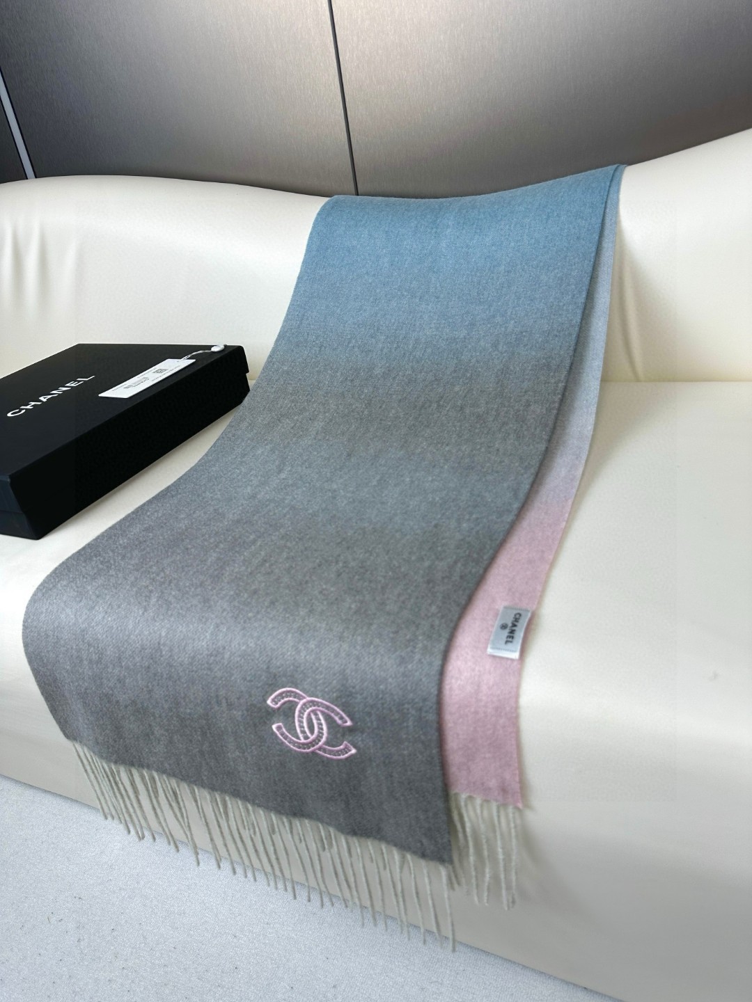  香奈儿2025渐变色👍巴黎时装展商务男士女士通用双面羊绒披肩。代工厂臻选上乘的超细羊绒纤维 进行纯手工