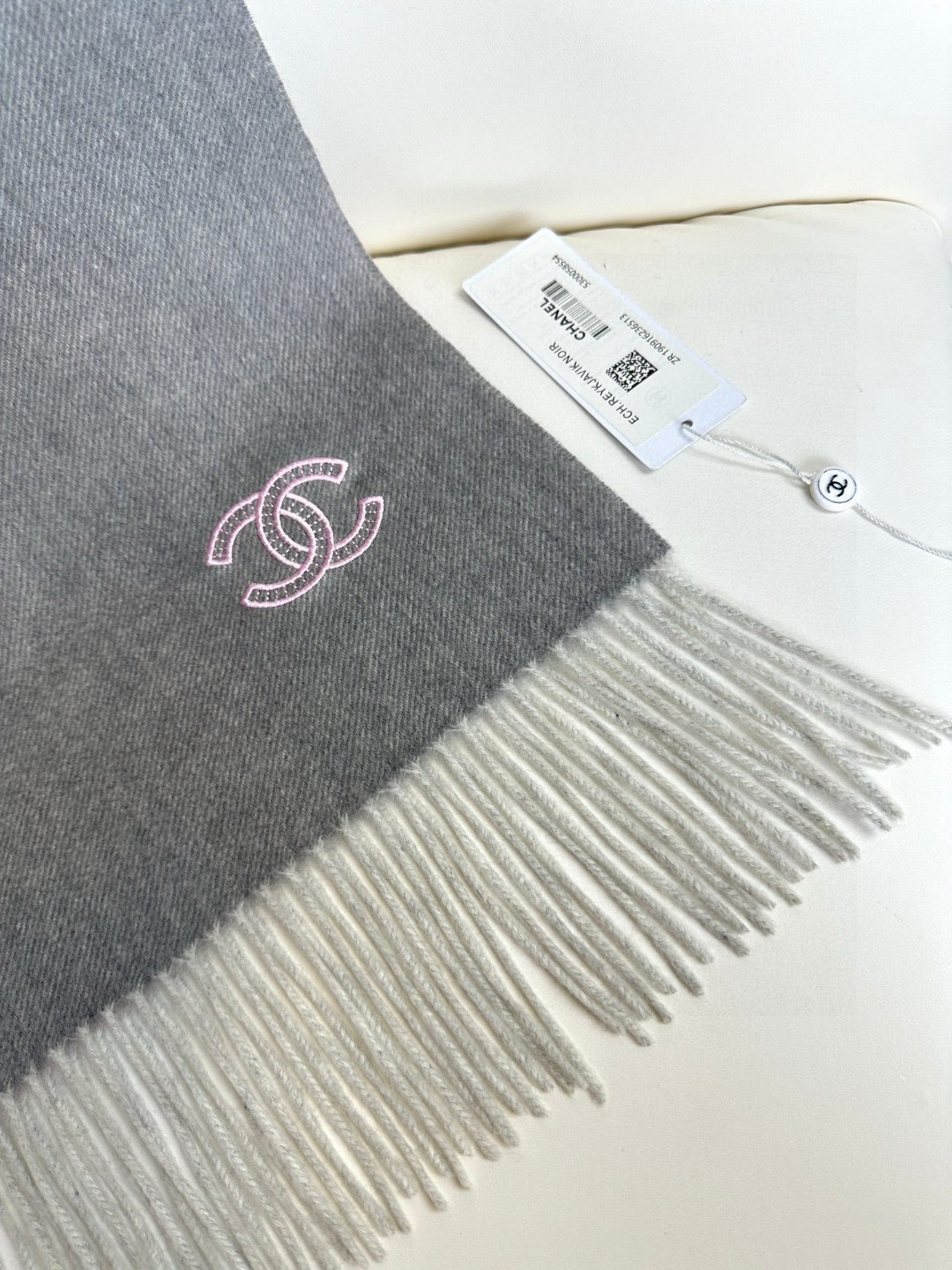  香奈儿2025渐变色👍巴黎时装展商务男士女士通用双面羊绒披肩。代工厂臻选上乘的超细羊绒纤维 进行纯手工