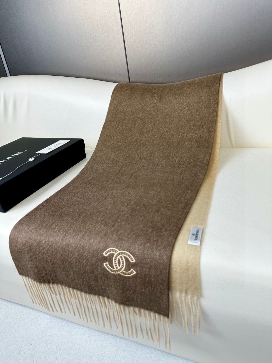  香奈儿2025渐变色👍巴黎时装展商务男士女士通用双面羊绒披肩。代工厂臻选上乘的超细羊绒纤维 进行纯手工