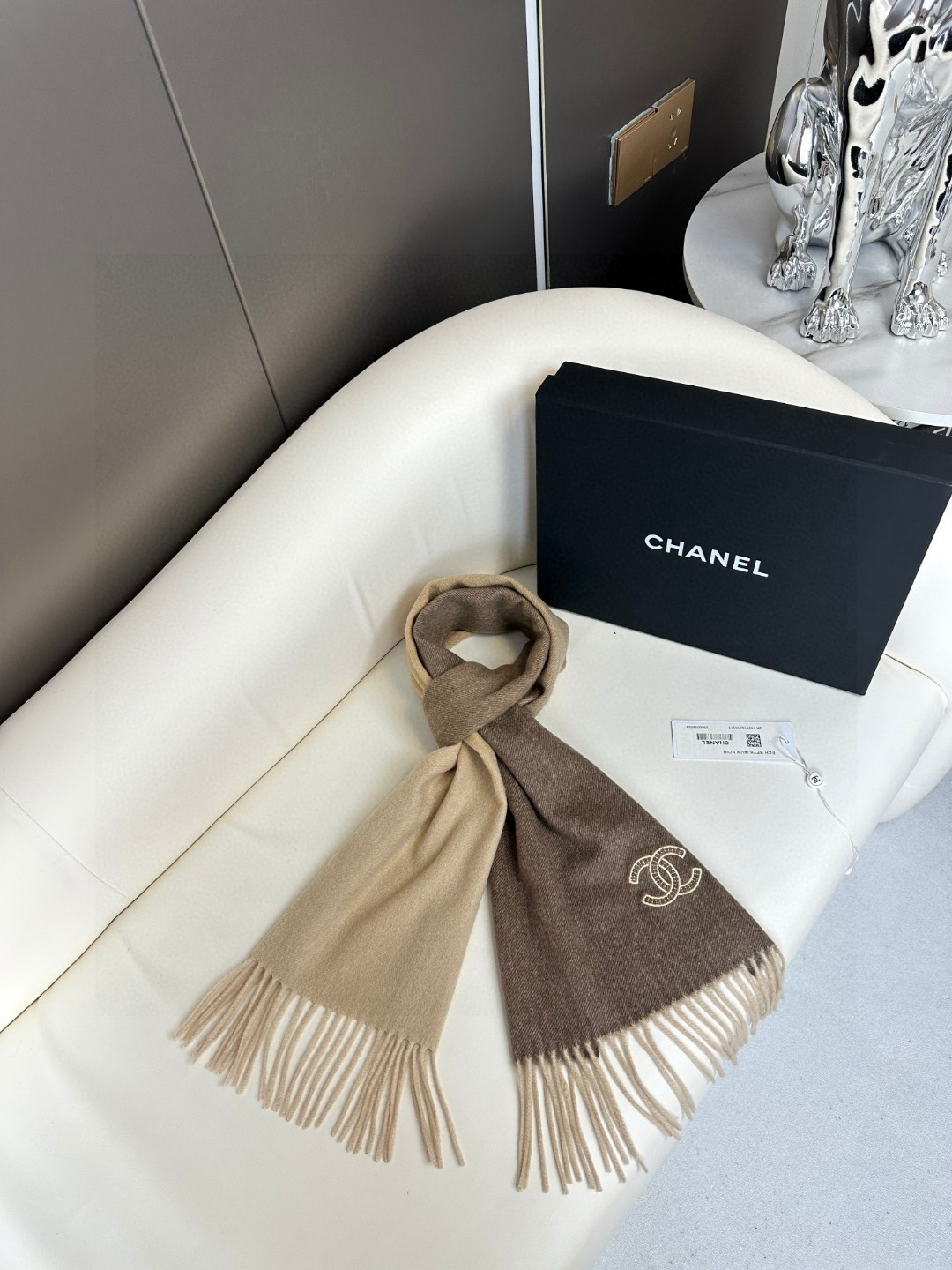  香奈儿2025渐变色👍巴黎时装展商务男士女士通用双面羊绒披肩。代工厂臻选上乘的超细羊绒纤维 进行纯手工