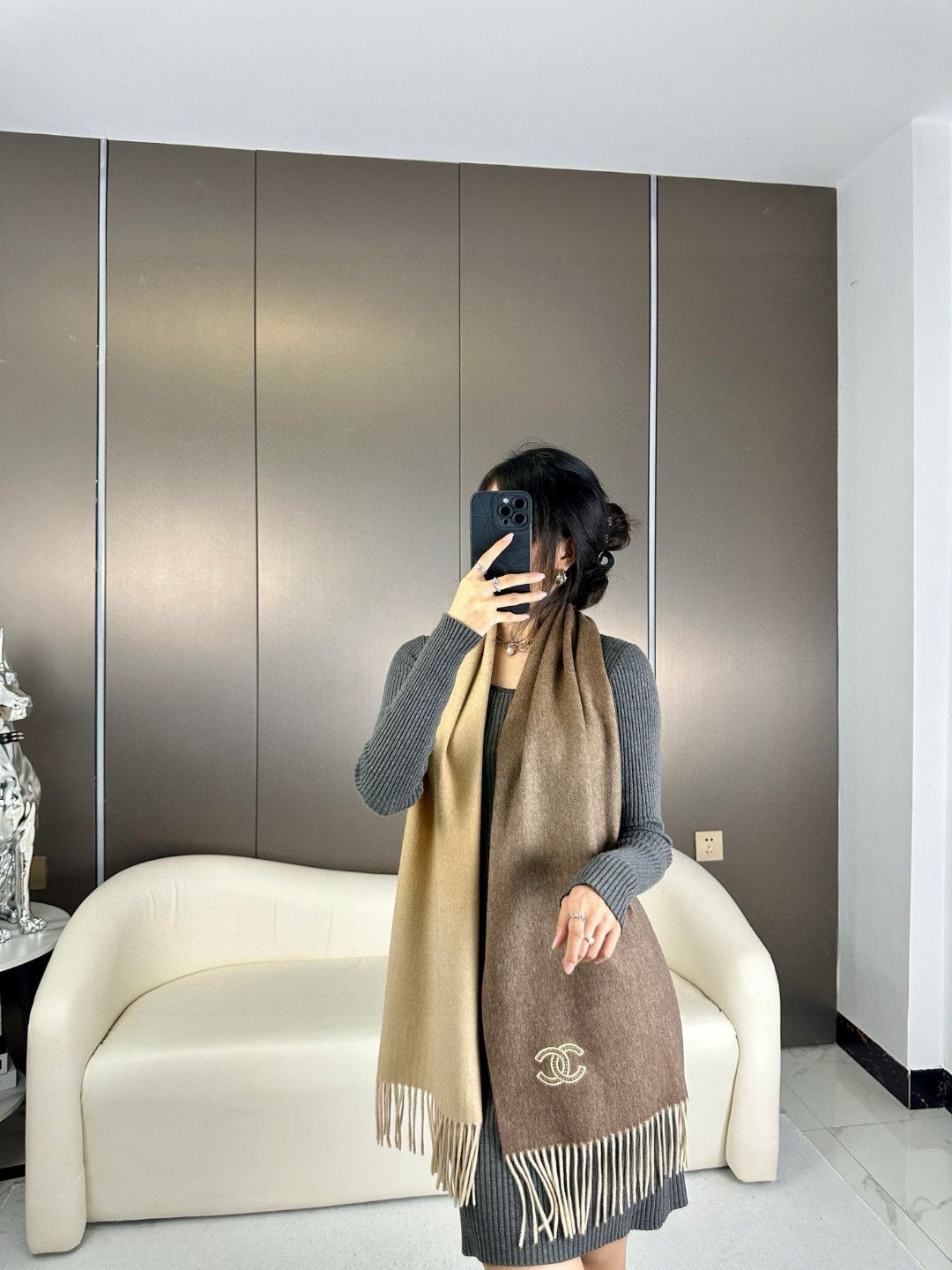  香奈儿2025渐变色👍巴黎时装展商务男士女士通用双面羊绒披肩。代工厂臻选上乘的超细羊绒纤维 进行纯手工