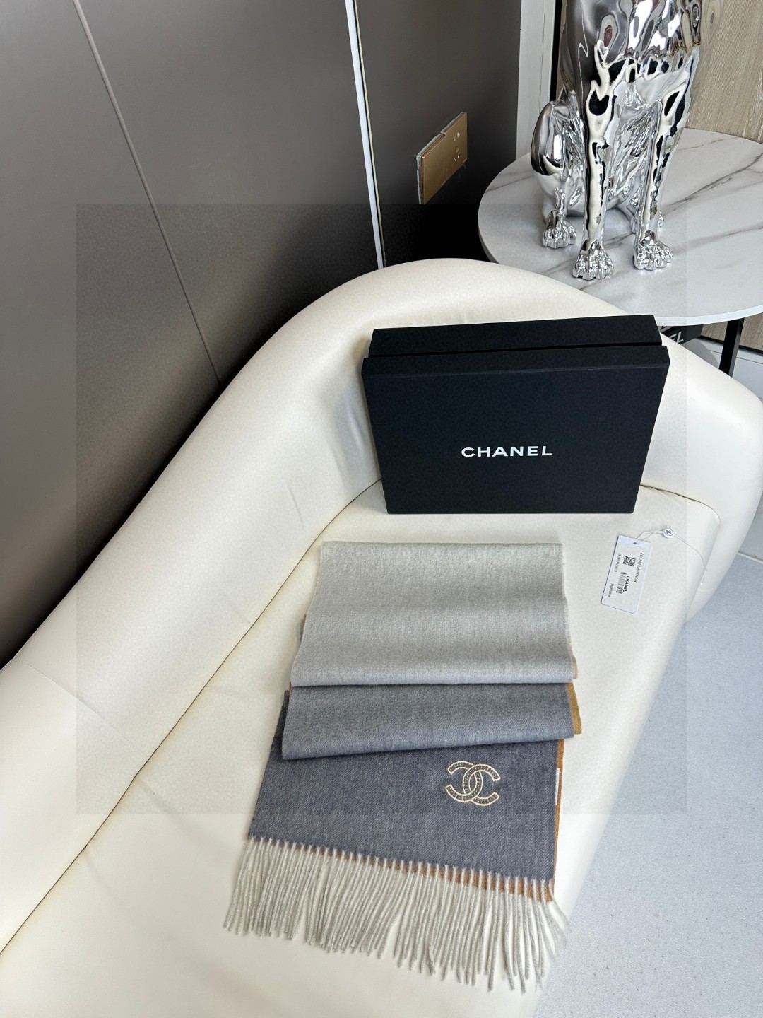  香奈儿2025渐变色👍巴黎时装展商务男士女士通用双面羊绒披肩。代工厂臻选上乘的超细羊绒纤维 进行纯手工
