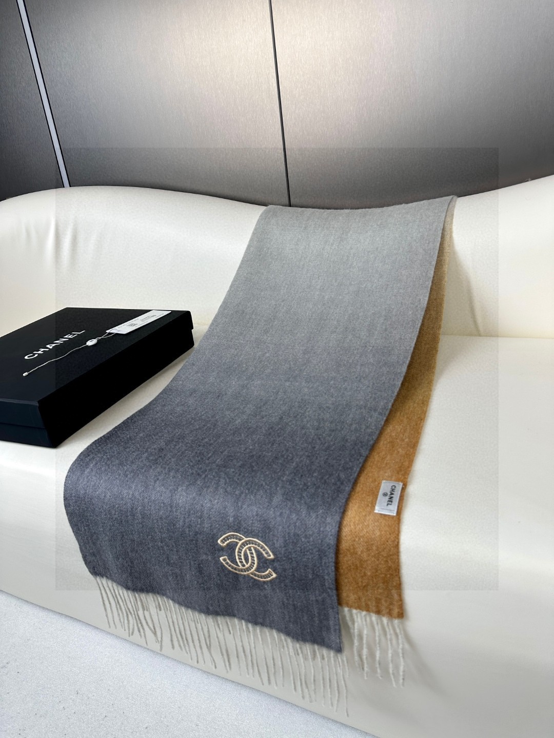  香奈儿2025渐变色👍巴黎时装展商务男士女士通用双面羊绒披肩。代工厂臻选上乘的超细羊绒纤维 进行纯手工