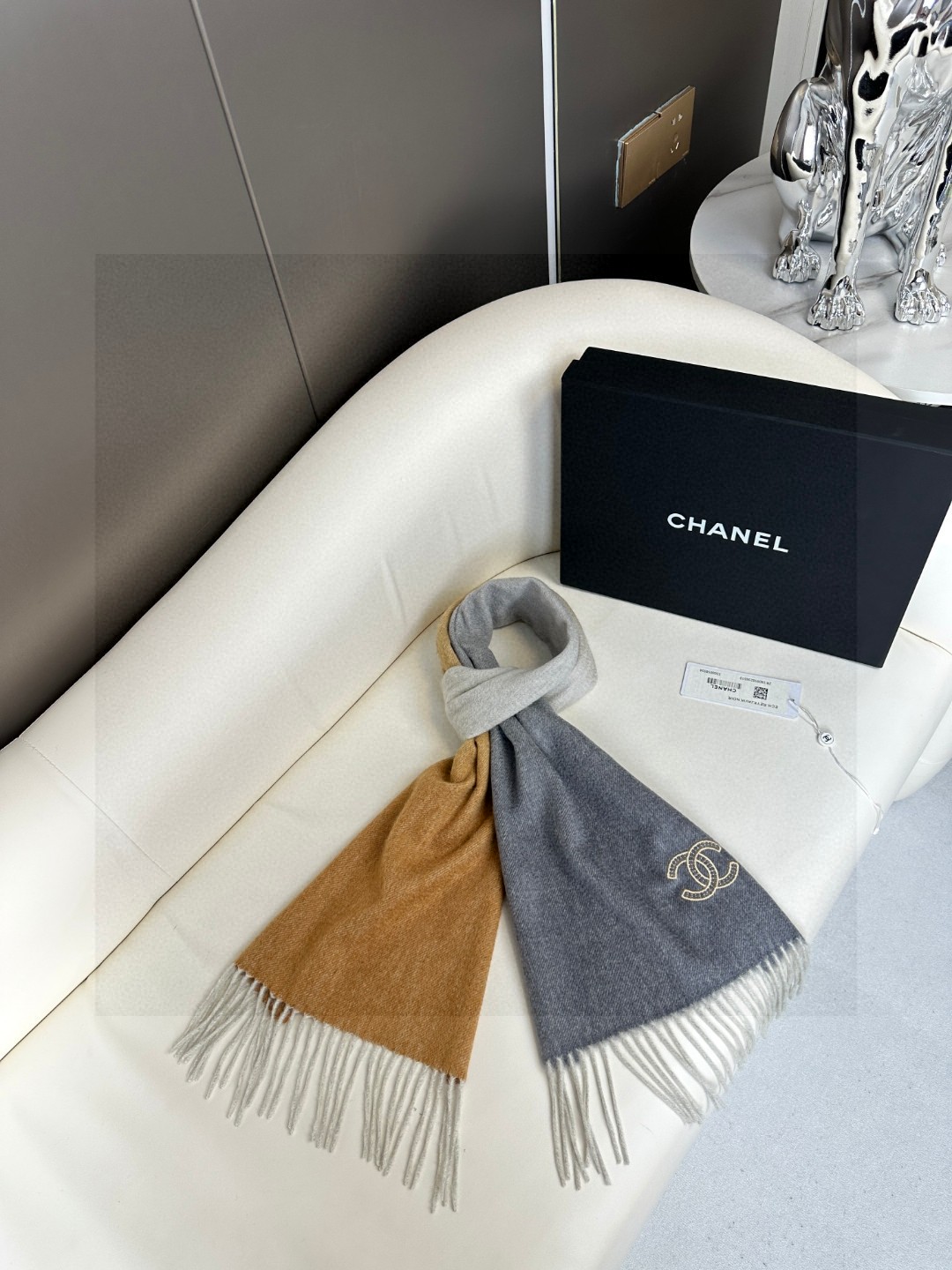  香奈儿2025渐变色👍巴黎时装展商务男士女士通用双面羊绒披肩。代工厂臻选上乘的超细羊绒纤维 进行纯手工