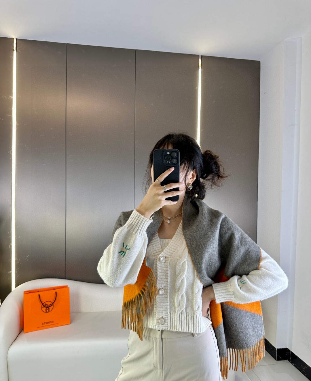 NO:185768,Big H [Double-sided jacquard and thick tassel scarf] Buy and cherish it, it is export orders, so it is difficult to find things that are small and exquisite. If you look good, you must buy this H scarf. The style is very male and female, very Classical design, classic and elegant. The fabric is made of cashmere supplied by customers, which is very delicate and soft, very beautiful. The upper body effect is invincible, elegant and simple, and very high-end color scheme, which any boy and girl will like. The small logo is very exquisitely decorated, with texture but not ostentatious~ The tail is a little bit more benefit everyone~ It is very suitable to match formal wear or casual wear~ It is completely OK to fold or circle around, gentlemanly and stylish~ a warm demeanor - cashmere - 30* -160g high-version scarf, high-version scarf, christian louboutin19860909大H【双面提花加厚流苏小围巾】 且买且珍惜,都是出口订单所以比较难遇东西讲究少而精.好看的一定要收这款H家围巾,款式很有男女性魅力,非常Classical的设计,经典大方,面料采用的是客供的山羊绒,细腻柔软度都非常的好,非常漂亮.上身效果无敌好看,大气简约,很高级的配色,任何男生女生都会喜欢的款吧.小小Logo非常精致的点缀,有质感不张扬~尾单余一丢丢福利大家~搭配正装或者搭配休闲装都很合适~对折挂围或者绕圈围都完全可以,绅士有型~有温度的风度 -山羊绒 -30* -160g高版本围巾,高版本围巾,christian louboutin,scarf