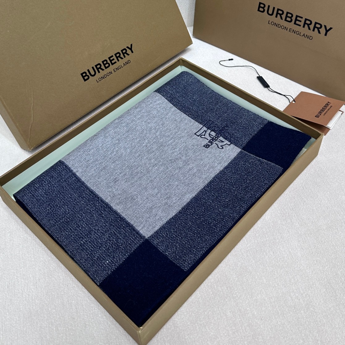 Burberry爆款上新高端男士围巾TB羊绒格纹独家牛货奢华尽在尺寸之间高端品质️具有超高羊绒品质才会被