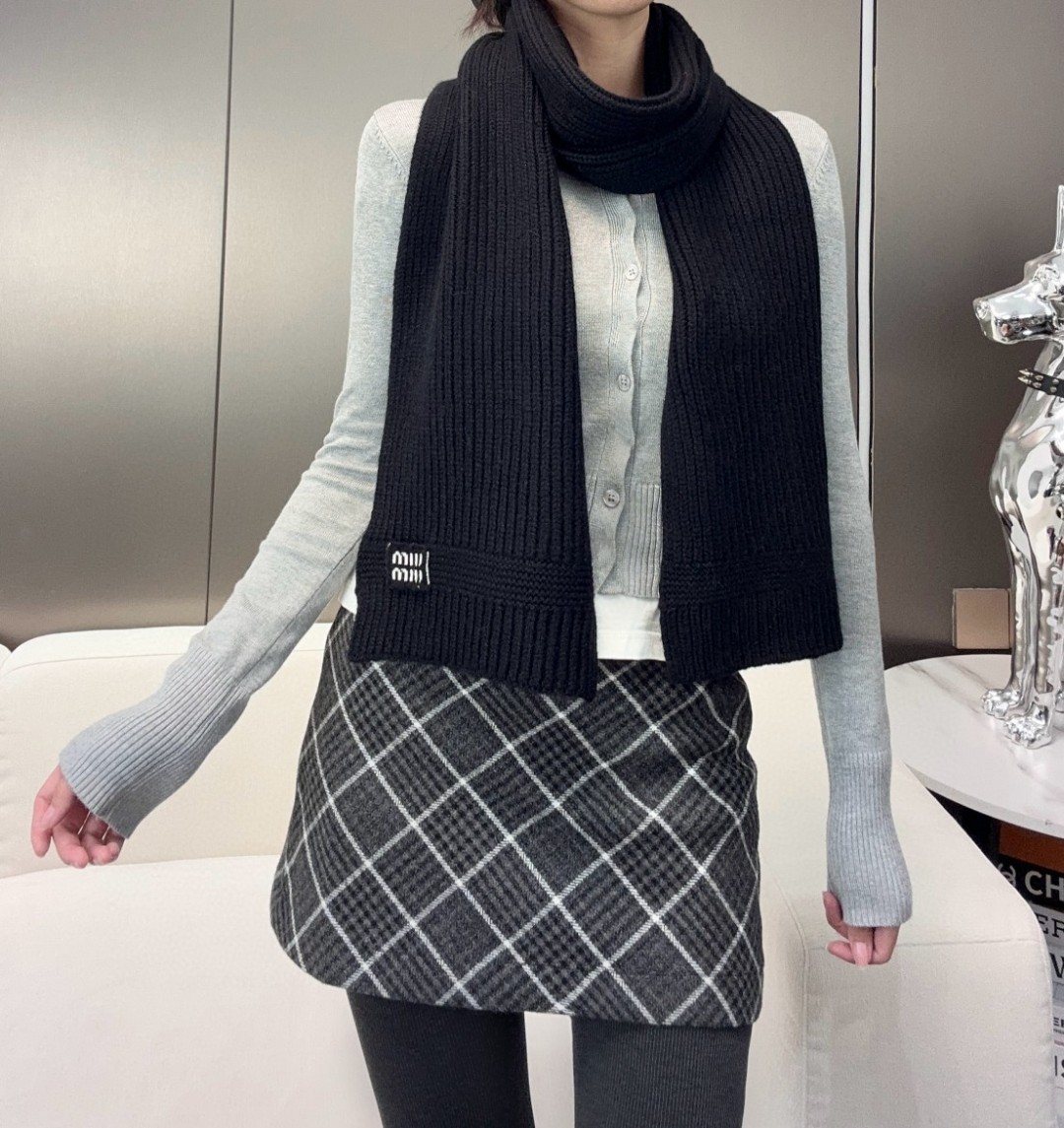 NO:603004,miumiu is the same style for men and women. It is a warm and textured cashmere scarf. It can keep you warm all winter. It is fluffy and warm. It has a full autumn and winter atmosphere. It is high-end and beautiful. Size 30180 high version scarf, high version scarf, miumiu19860909miumiu男女同款 又保暖又有质感的羊绒围巾,温暖一整个冬天,毛茸茸的好温暖,秋冬氛围感拉满,高级又好看,尺寸30180高版本围巾,高版本围巾,miumiu,scarf