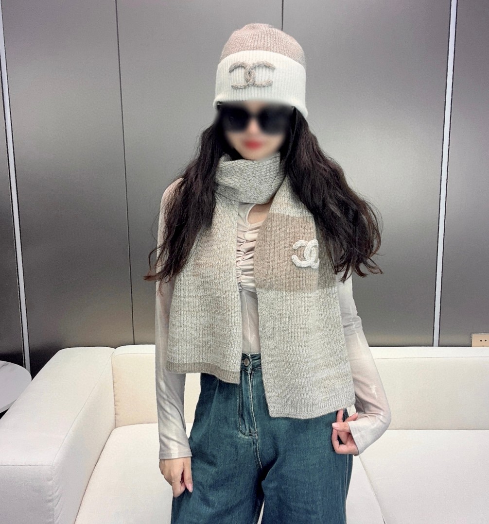 NO:186320,Scarf Cold Hat 140 Amazing High-order Knitted Cashmere Scarf, Cold Hat Set The No. 1 fragrance of the year is no exaggeration! The imported cashmere fabric from Italy is really extremely delicate, get it in minutes, the whole piece of high-density weaving process is unimaginable, the cost is unimaginable, fairies must buy it, there is no reason to refuse, old friends really have to close their eyes and keep it for themselves whether they sell or not. Don’t miss it! Customers provide top-quality cashmere, scarf size: 30x200cm, hat size: one size high-version scarf, high-version scarf, hats19860909围巾 冷帽140 惊艳 高订版针织羊绒围巾、冷帽套装 年度第一香毫不夸张的说! 意大利进口羊绒面料真的是无比细腻,分分钟get到,整件高密度密织工艺 ,成本想象不到的高,仙女必入吧,没有什么拒绝的理由, 老盆友真的要闭眼收,卖不卖的都要自留 一定不要错过!客供顶级羊绒,围巾尺寸:30x200cm,帽子尺寸:均码高版本围巾,高版本围巾,hats,scarf